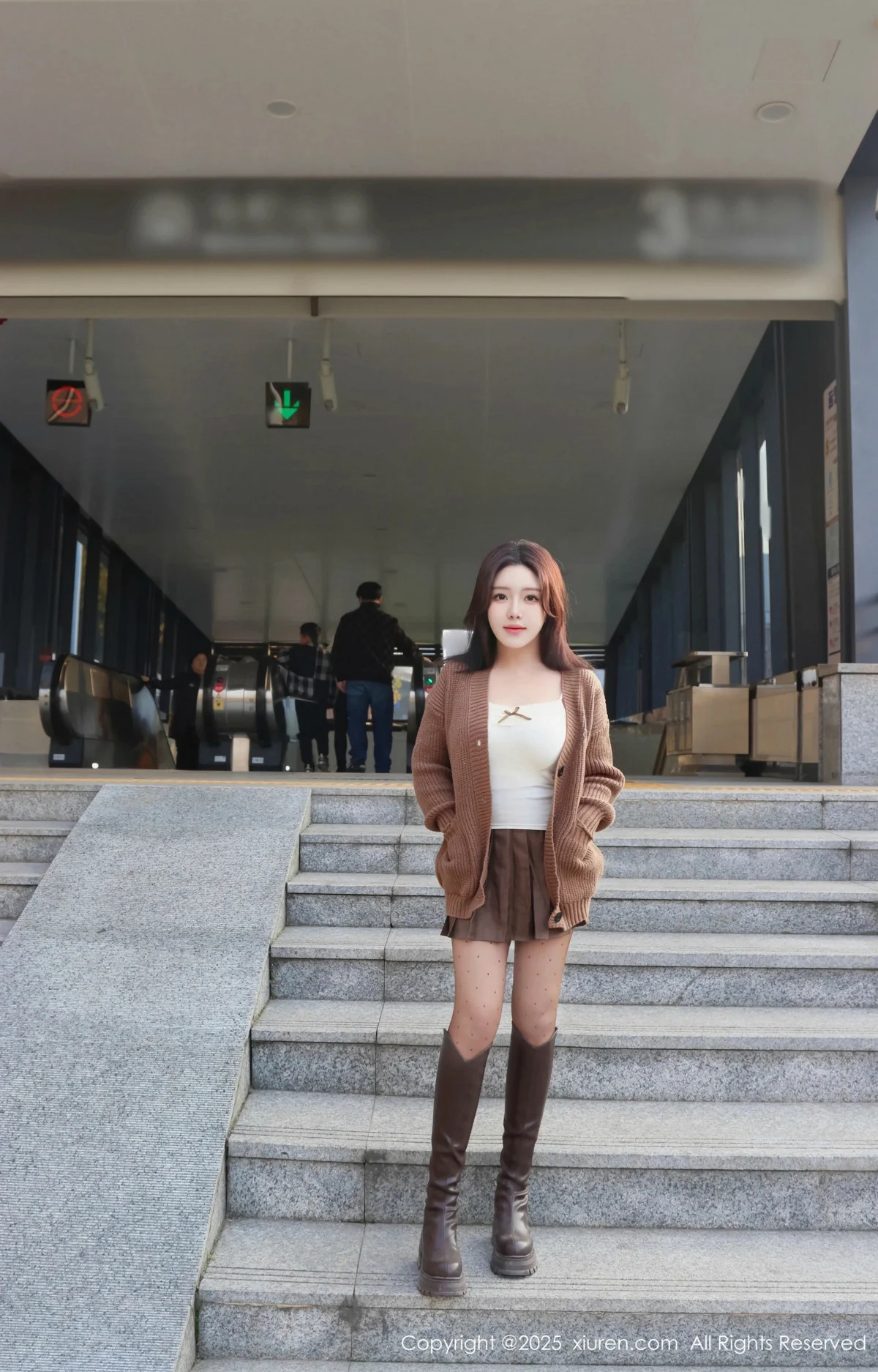 小薯条nienie深色短裙配白色吊带露超薄黑丝秀美腿绝美写真 第 20 张