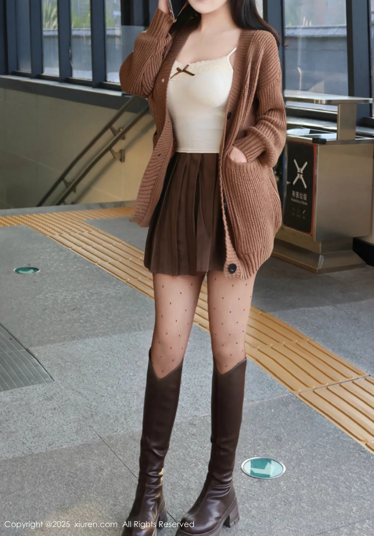 小薯条nienie深色短裙配白色吊带露超薄黑丝秀美腿绝美写真 第 25 张