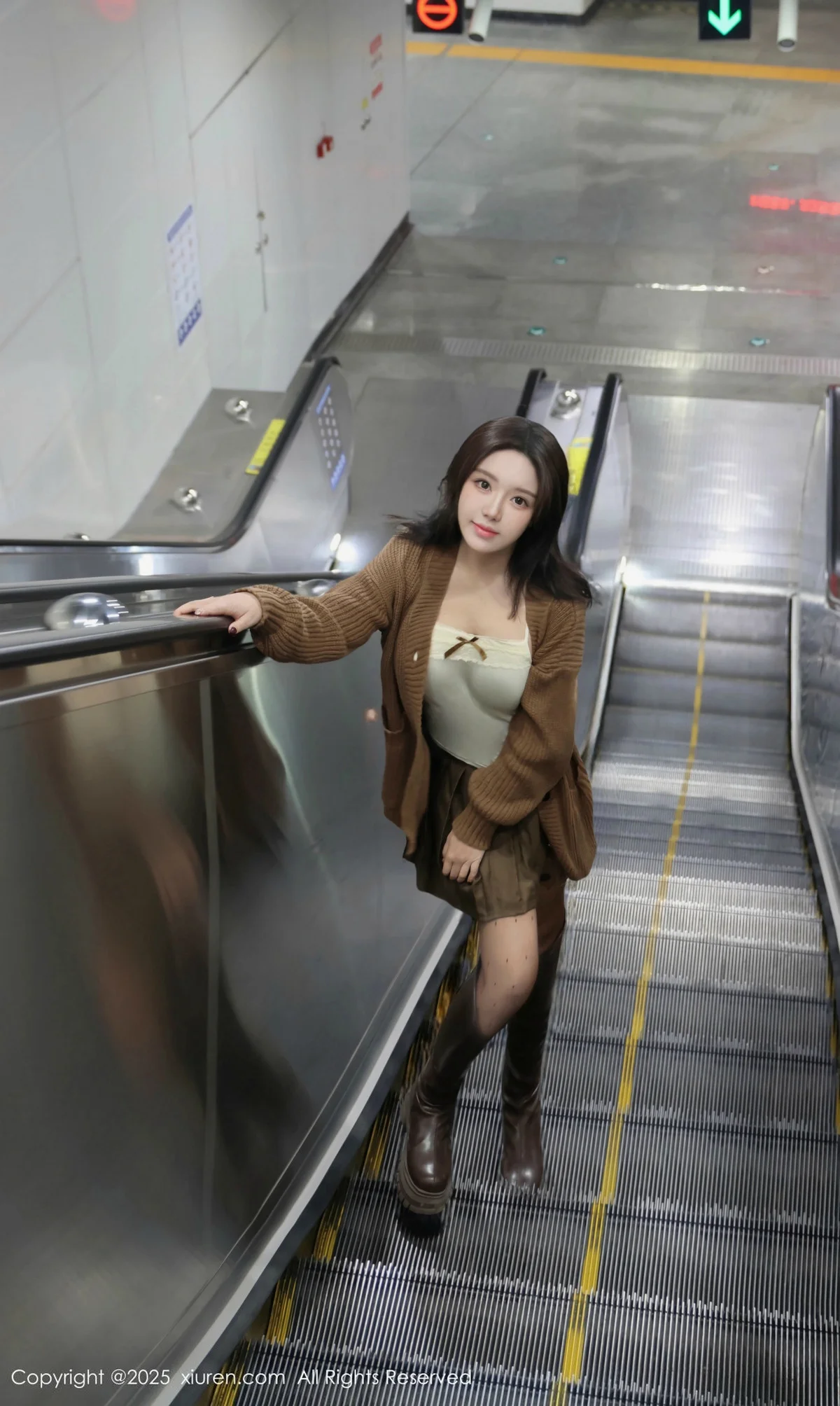 小薯条nienie深色短裙配白色吊带露超薄黑丝秀美腿绝美写真 第 28 张
