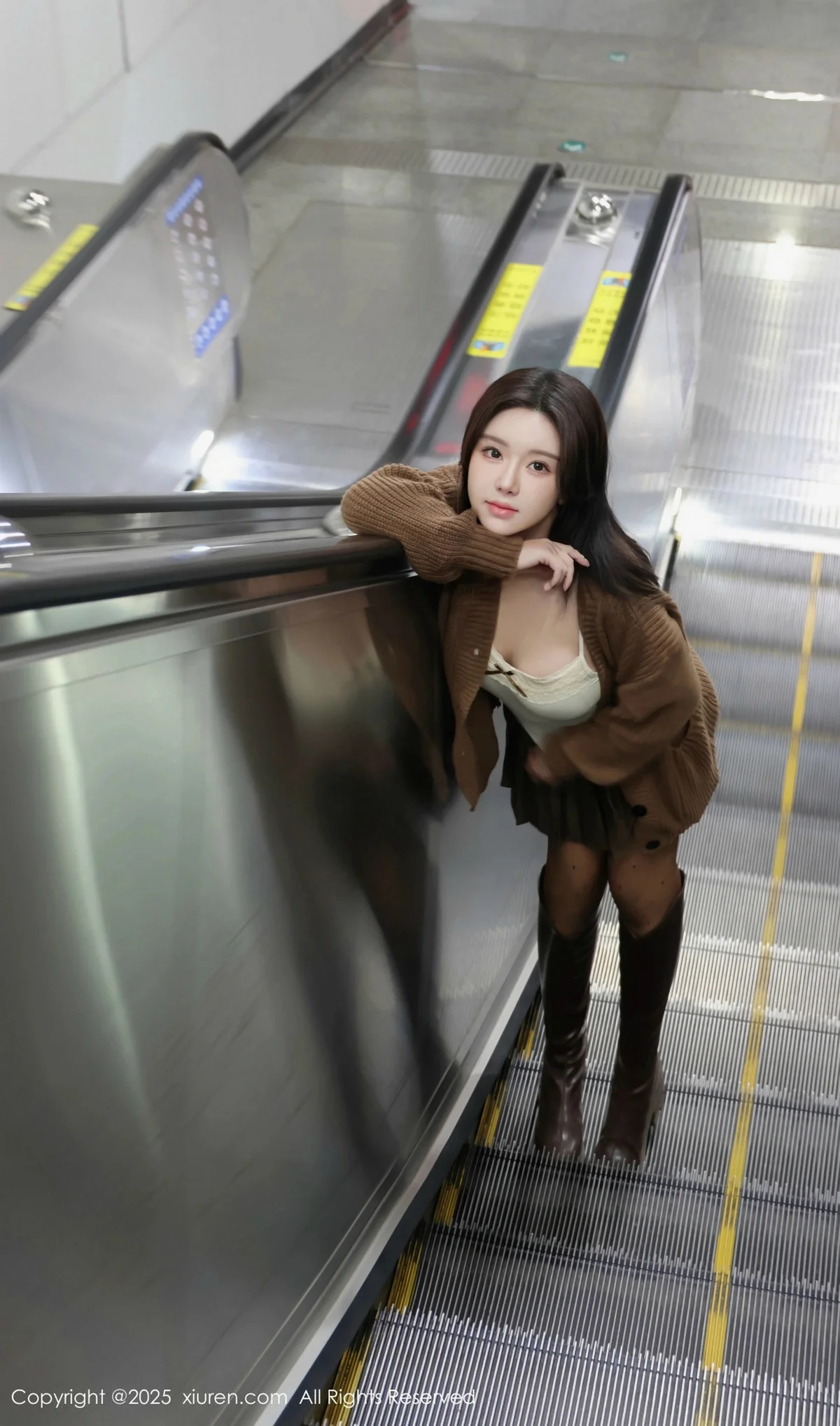 小薯条nienie深色短裙配白色吊带露超薄黑丝秀美腿绝美写真 第 29 张