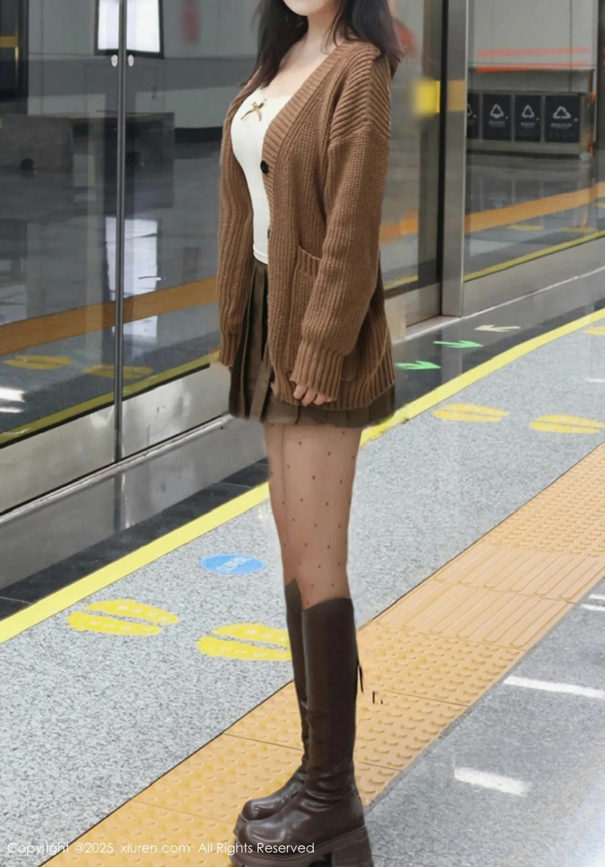 小薯条nienie深色短裙配白色吊带露超薄黑丝秀美腿绝美写真 第 33 张