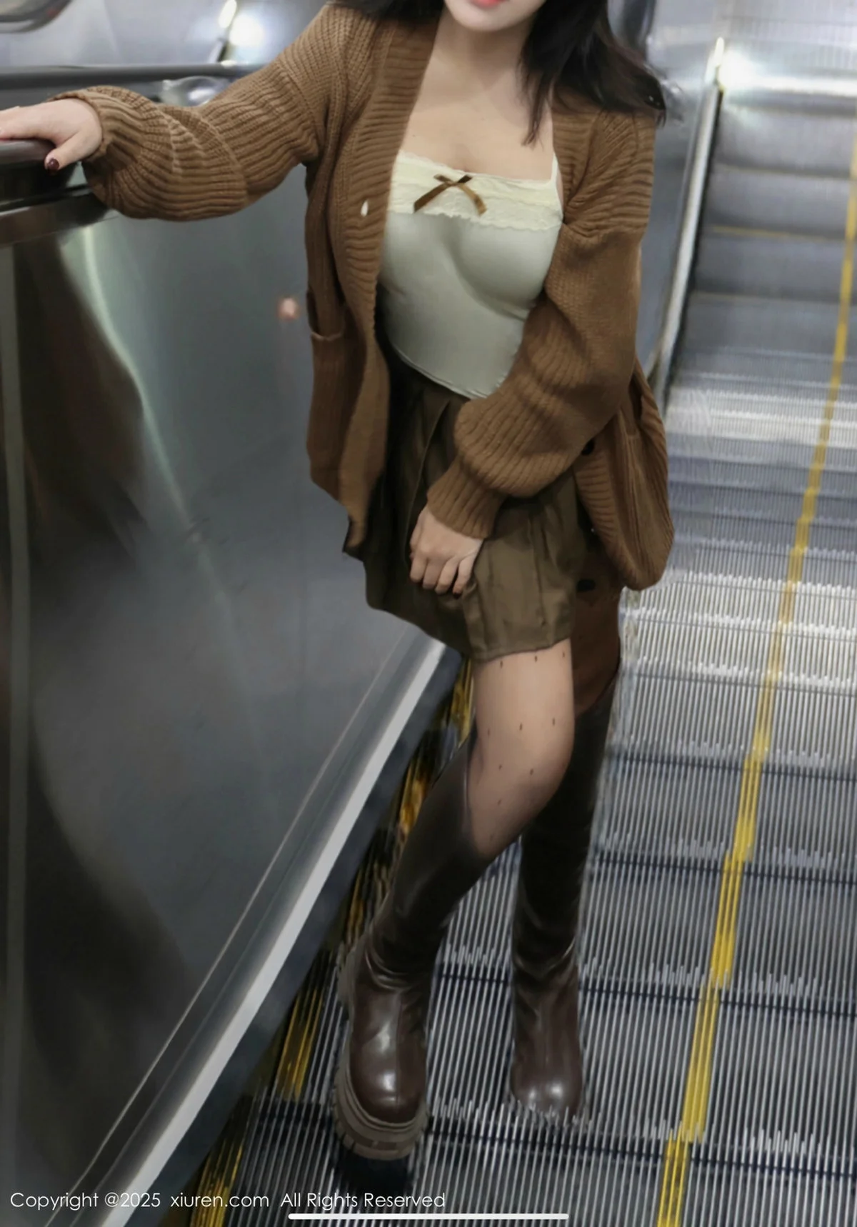 小薯条nienie深色短裙配白色吊带露超薄黑丝秀美腿绝美写真 第 38 张