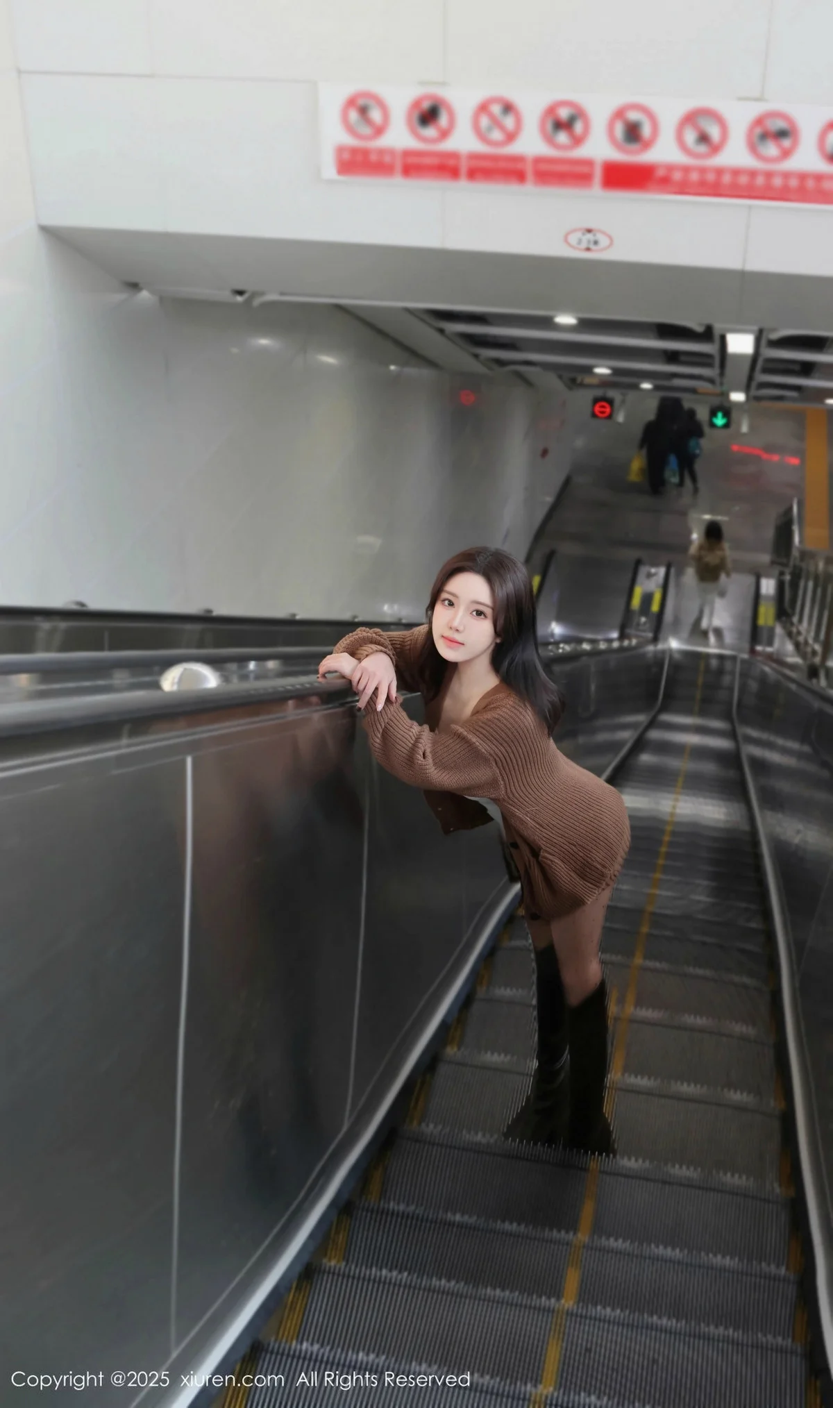 小薯条nienie深色短裙配白色吊带露超薄黑丝秀美腿绝美写真 第 41 张