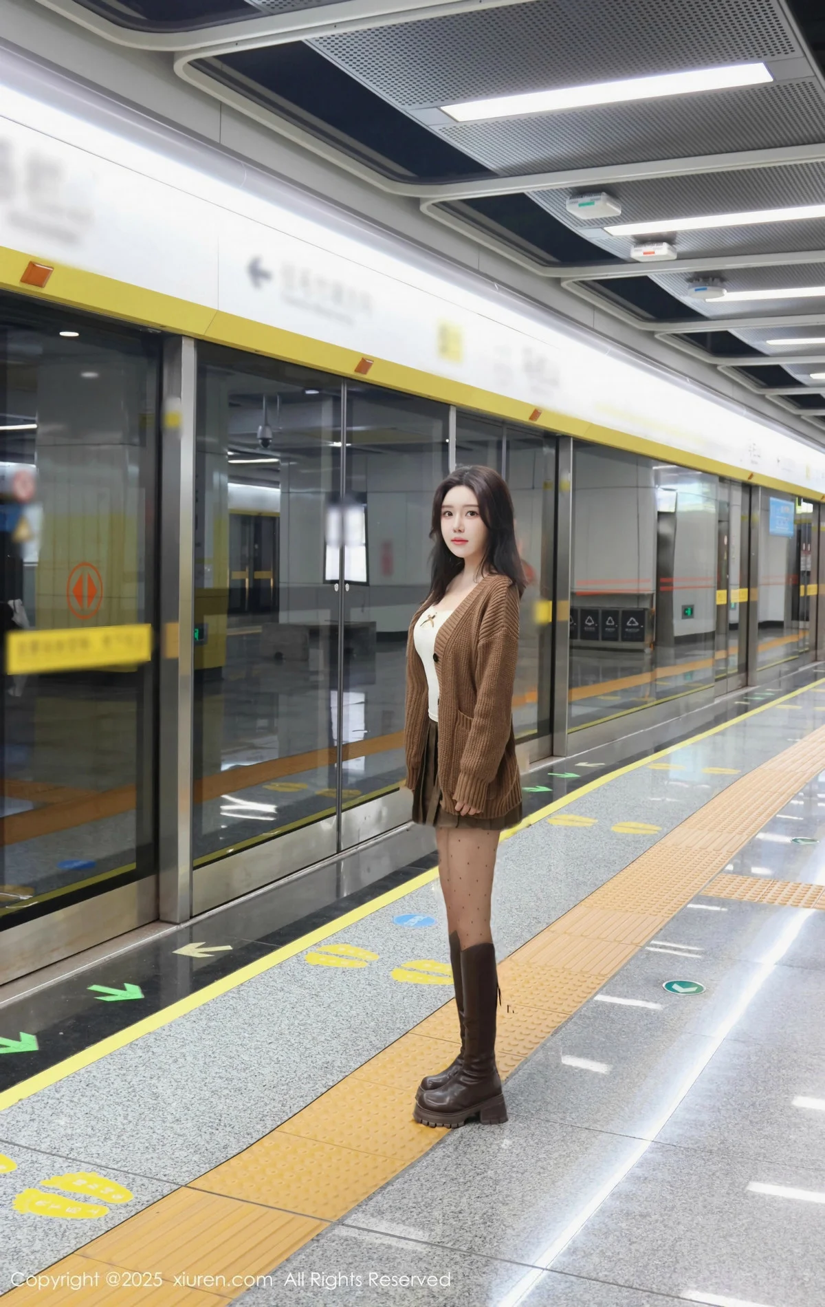 小薯条nienie深色短裙配白色吊带露超薄黑丝秀美腿绝美写真 第 44 张