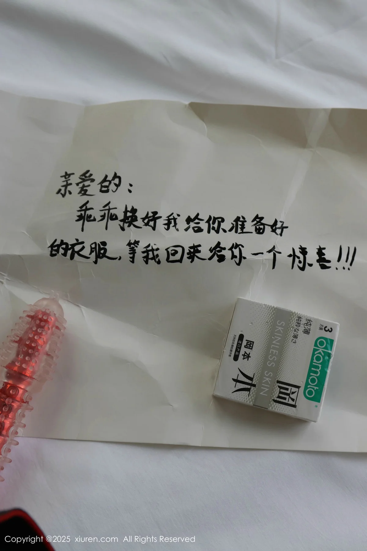 小薯条nienie深色短裙配白色吊带露超薄黑丝秀美腿绝美写真 第 46 张