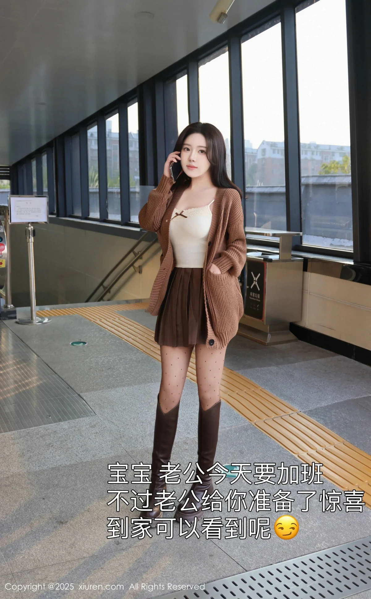 小薯条nienie深色短裙配白色吊带露超薄黑丝秀美腿绝美写真 第 5 张