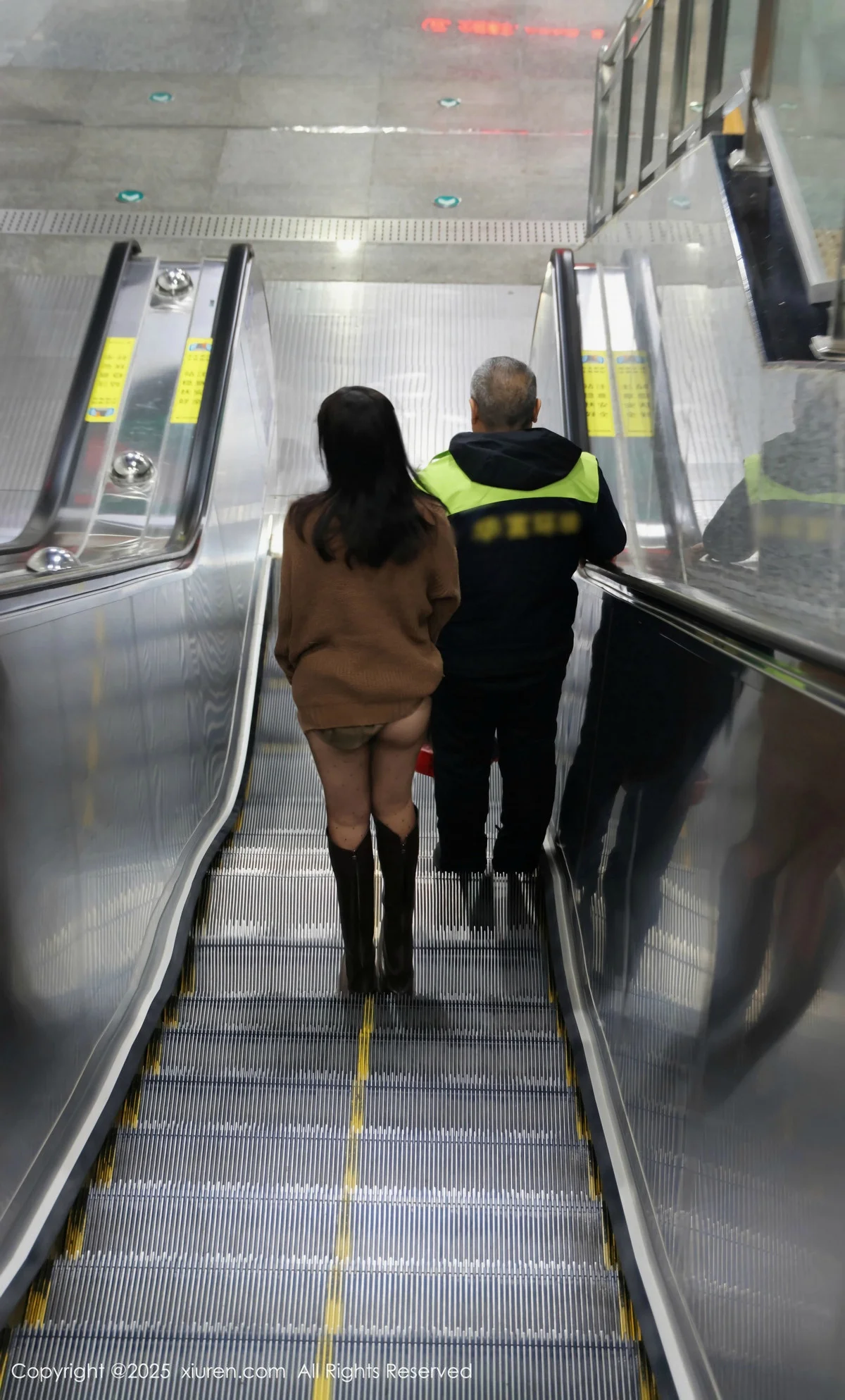 小薯条nienie深色短裙配白色吊带露超薄黑丝秀美腿绝美写真 第 7 张