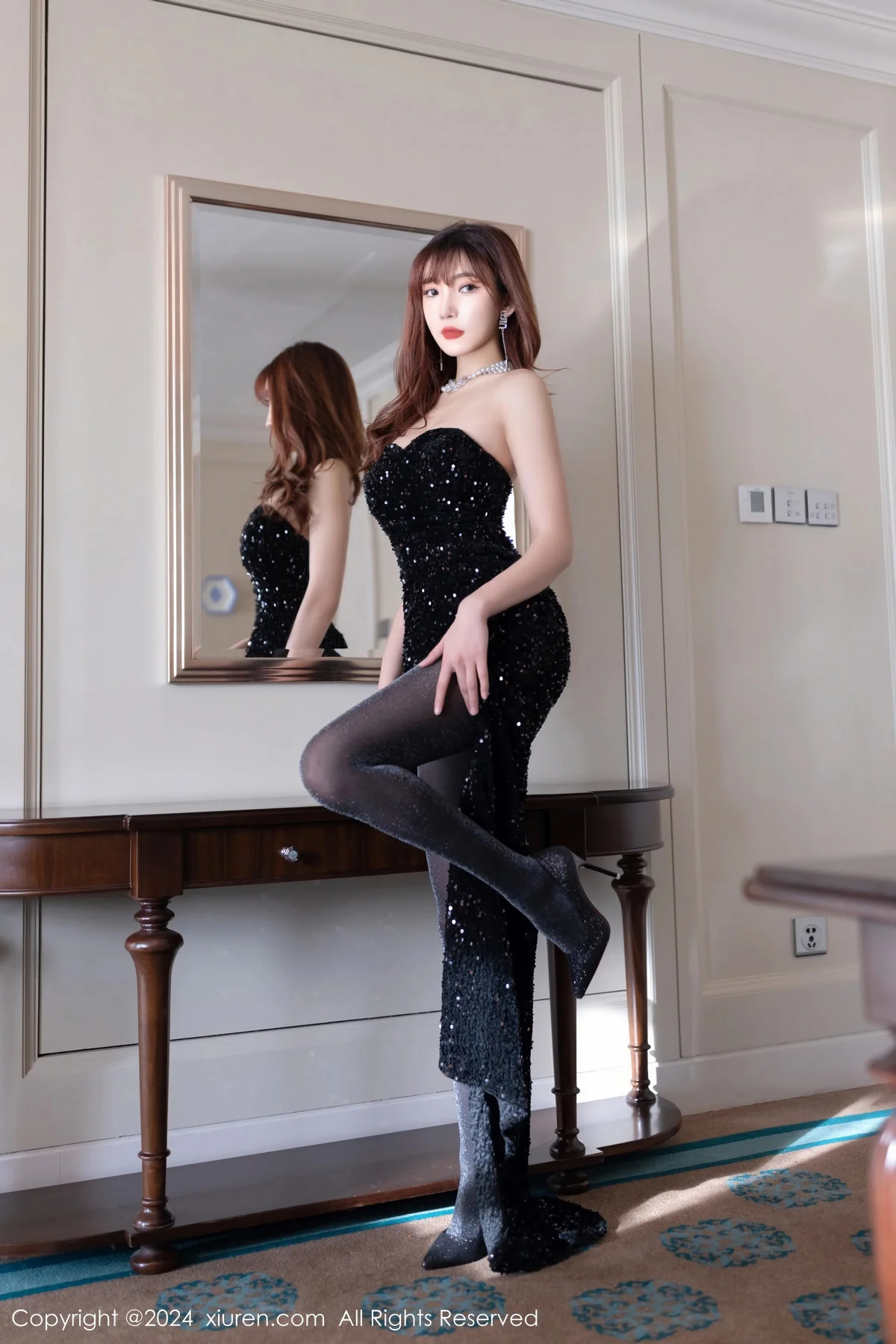 陆萱萱性感黑色露肩礼裙+链式情趣穿搭秀惹火身材绝美写真 第 12 张