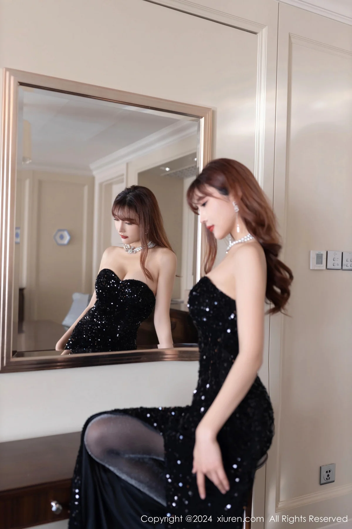 陆萱萱性感黑色露肩礼裙+链式情趣穿搭秀惹火身材绝美写真 第 7 张