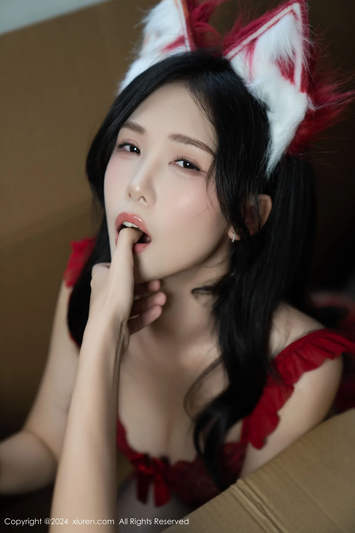 利世私房性感红色情趣服饰配黑丝吊袜秀曼妙身姿绝美写真 第 2 张
