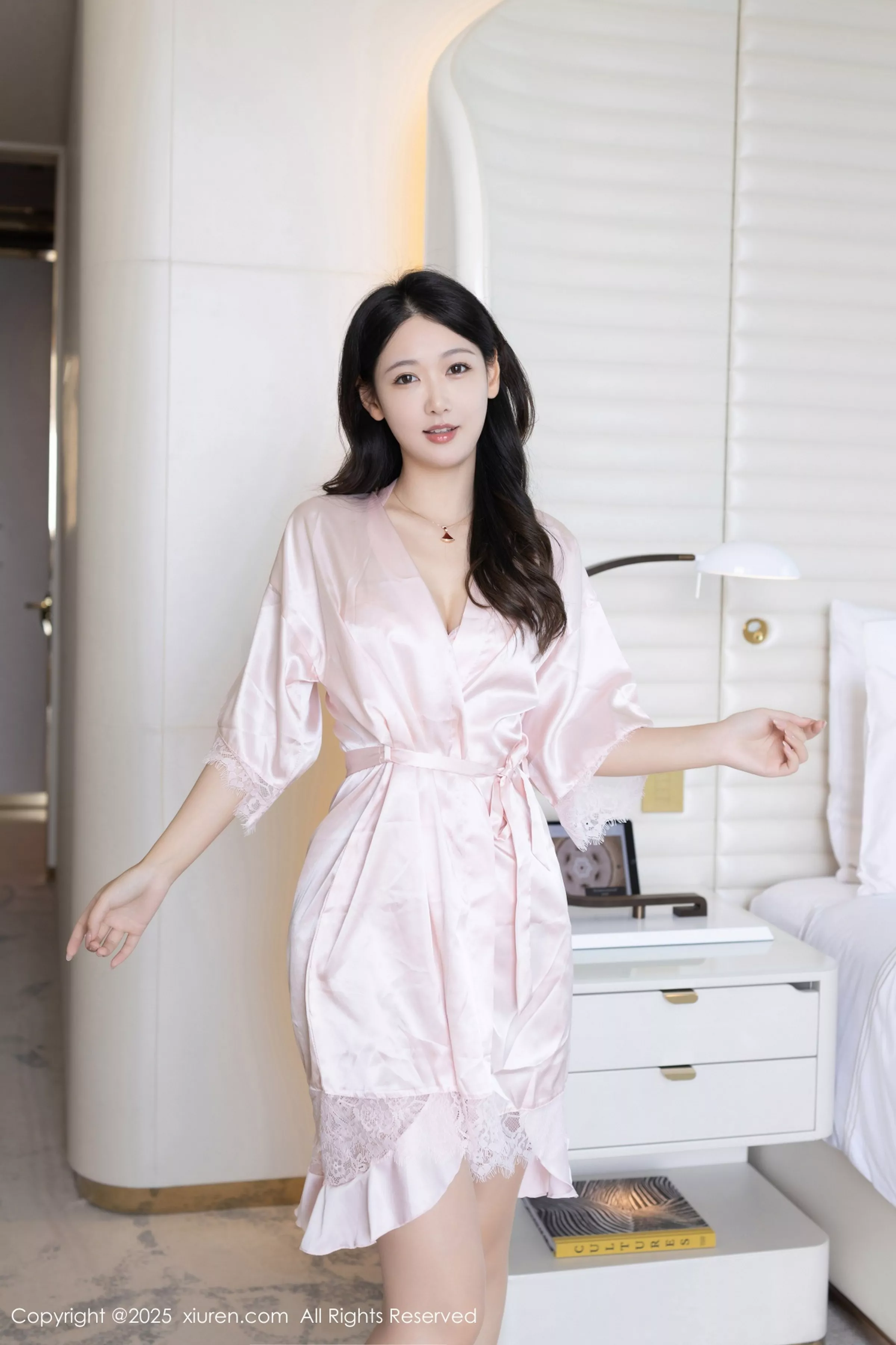 唐安琪性感粉色连衣短裙露粉色内衣配肉丝袜秀美腿绝美写真 第 1 张