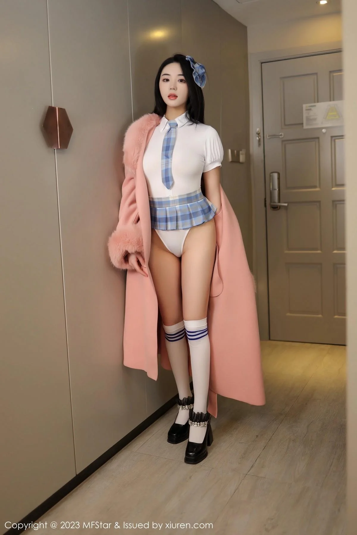 汐汐爱吃草莓性感白T配格子短裙秀丰腴身材绝美写真 第 10 张