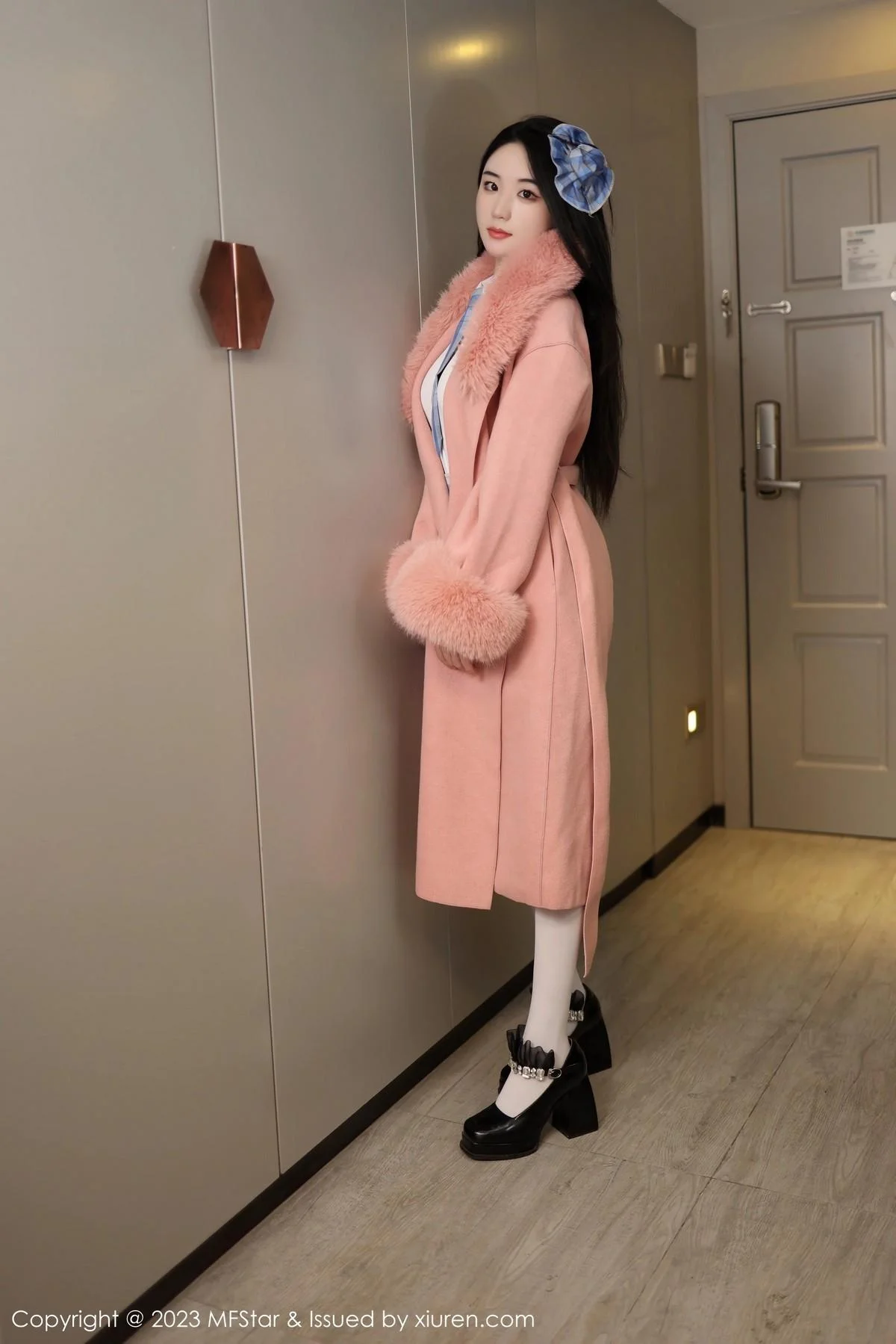 汐汐爱吃草莓性感白T配格子短裙秀丰腴身材绝美写真 第 5 张