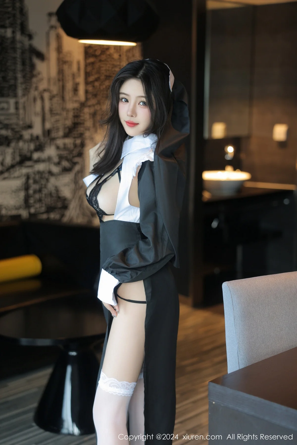 袁圆性感修女服饰露黑色情趣内衣配白丝袜秀完美身材绝美写真 第 2 张