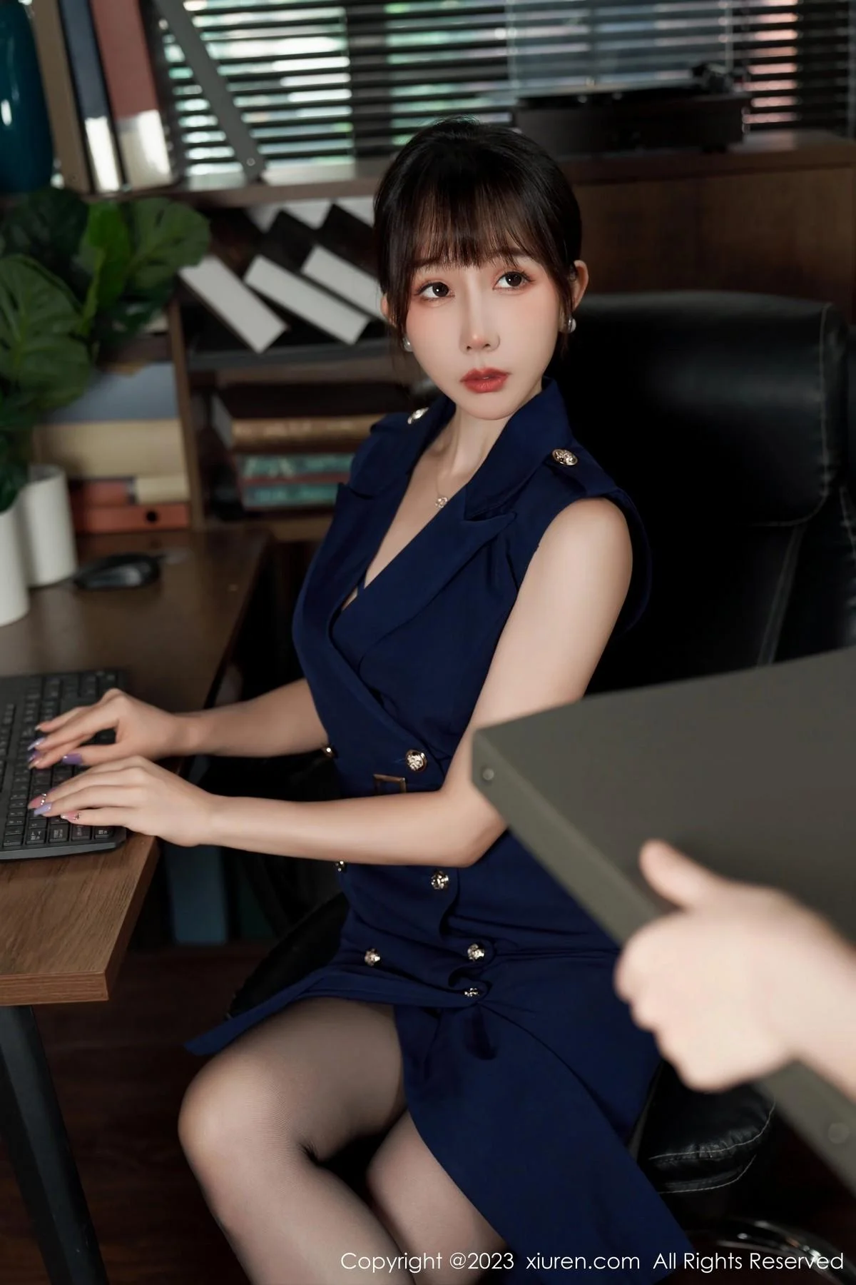 波巧酱半脱职业装露性感内衣配超薄无内黑丝惹火绝美写真 第 1 张