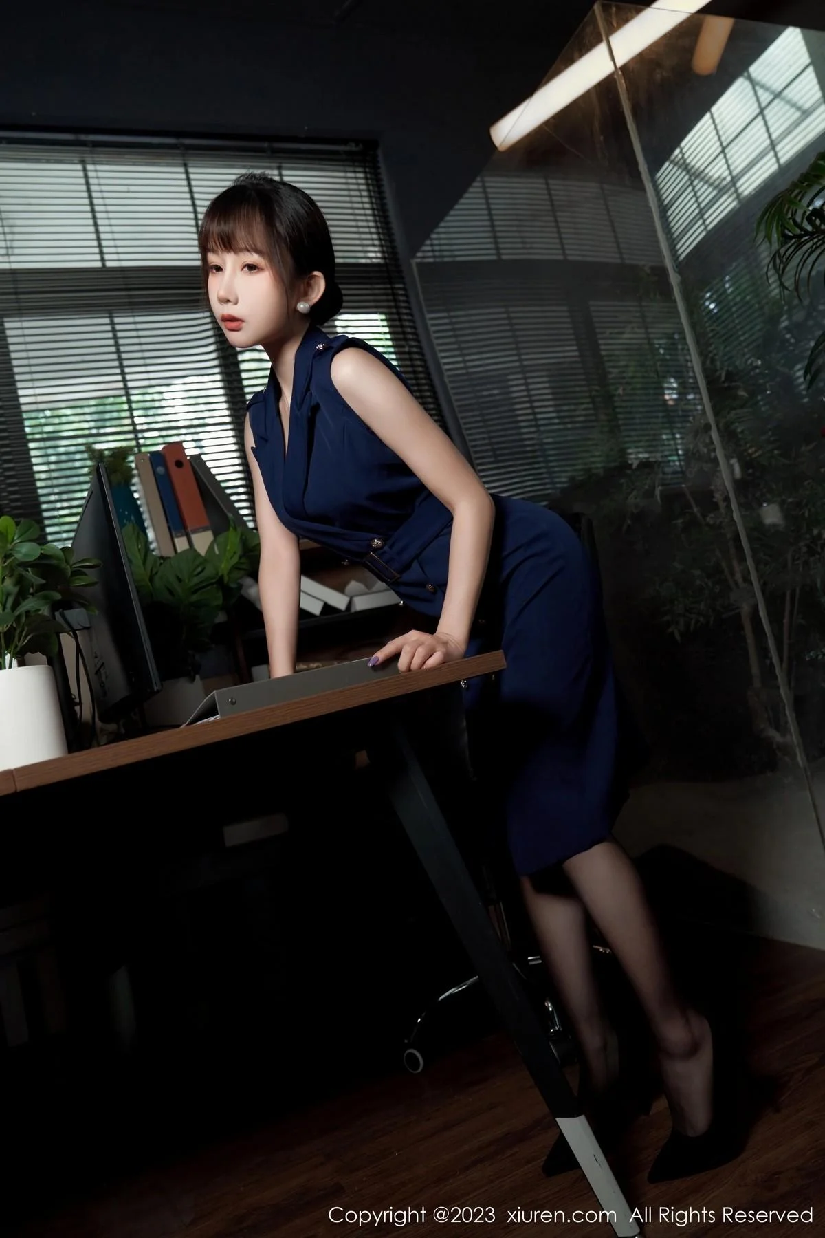 波巧酱半脱职业装露性感内衣配超薄无内黑丝惹火绝美写真 第 10 张