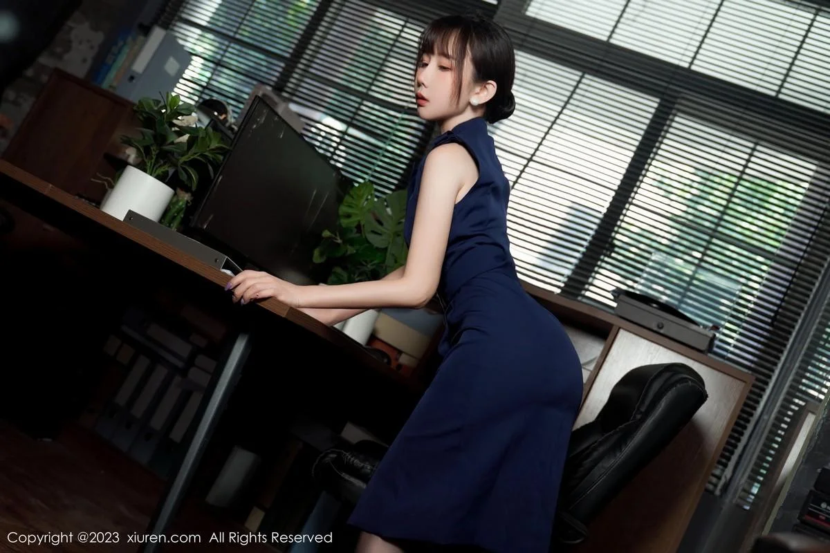 波巧酱半脱职业装露性感内衣配超薄无内黑丝惹火绝美写真 第 13 张