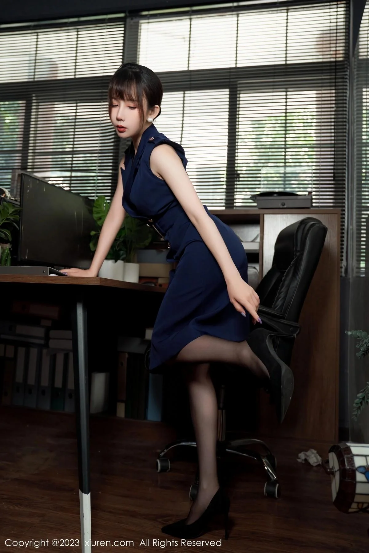 波巧酱半脱职业装露性感内衣配超薄无内黑丝惹火绝美写真 第 14 张