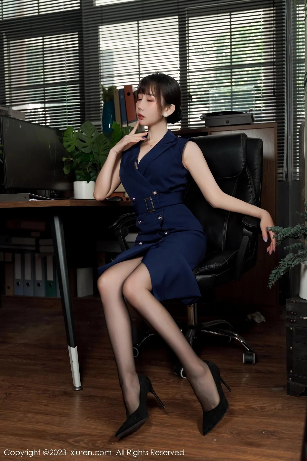 波巧酱半脱职业装露性感内衣配超薄无内黑丝惹火绝美写真 第 16 张
