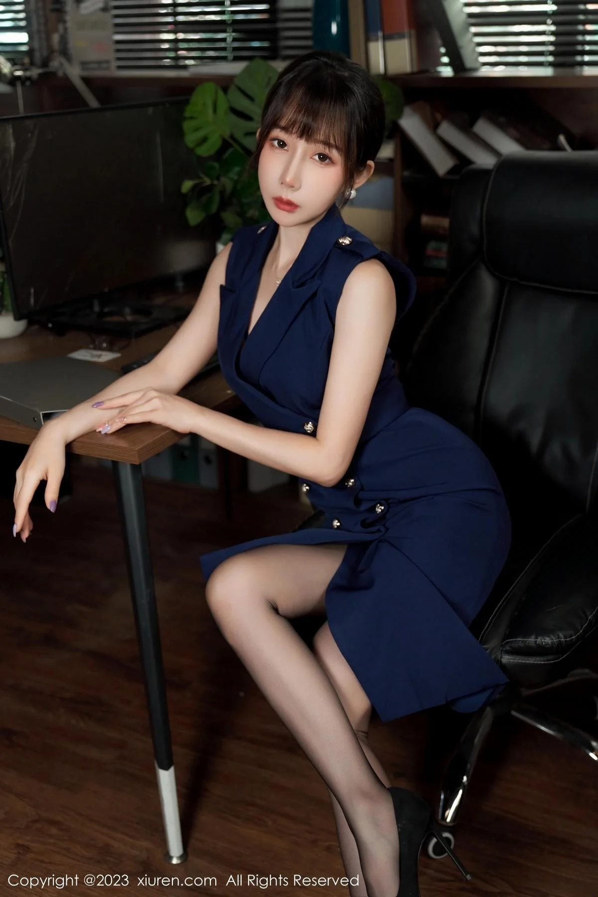 波巧酱半脱职业装露性感内衣配超薄无内黑丝惹火绝美写真 第 23 张