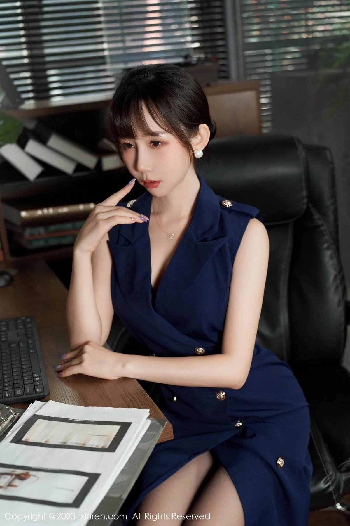 波巧酱半脱职业装露性感内衣配超薄无内黑丝惹火绝美写真 第 24 张