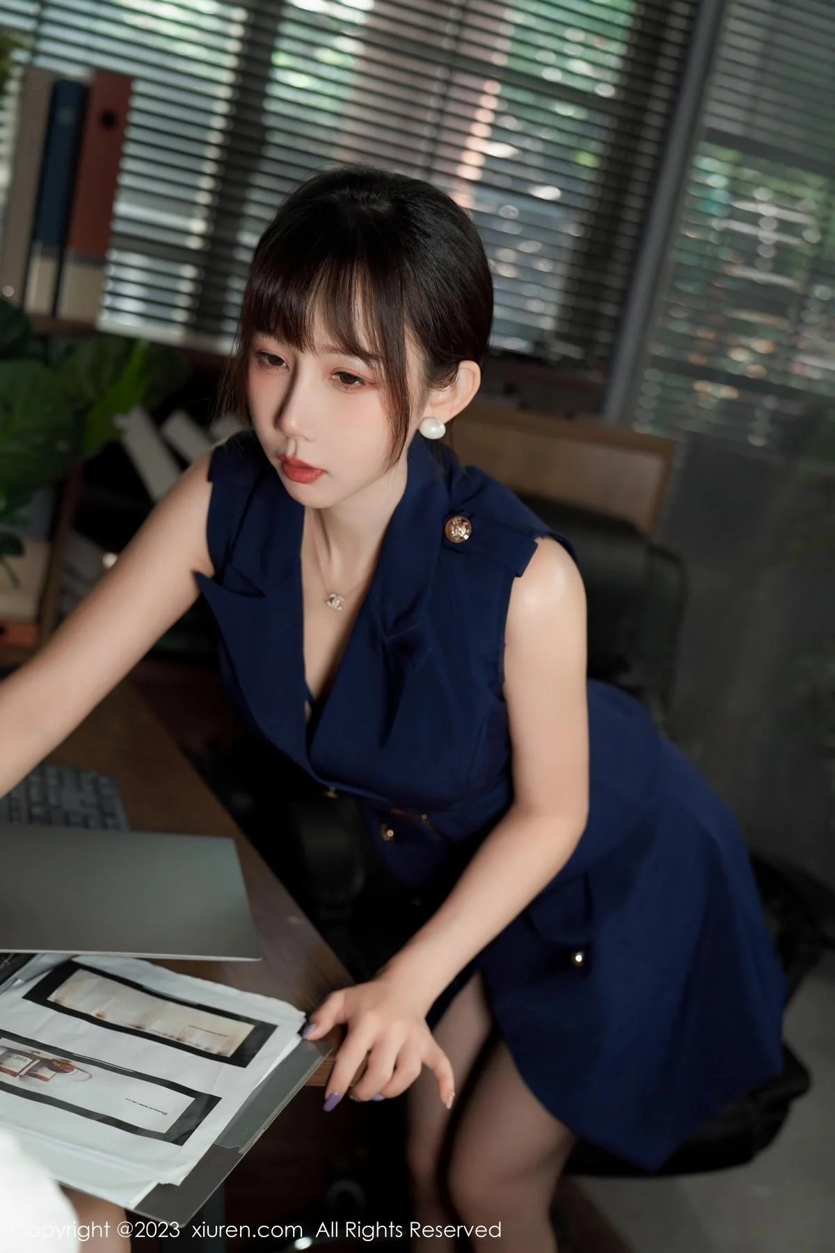 波巧酱半脱职业装露性感内衣配超薄无内黑丝惹火绝美写真 第 33 张