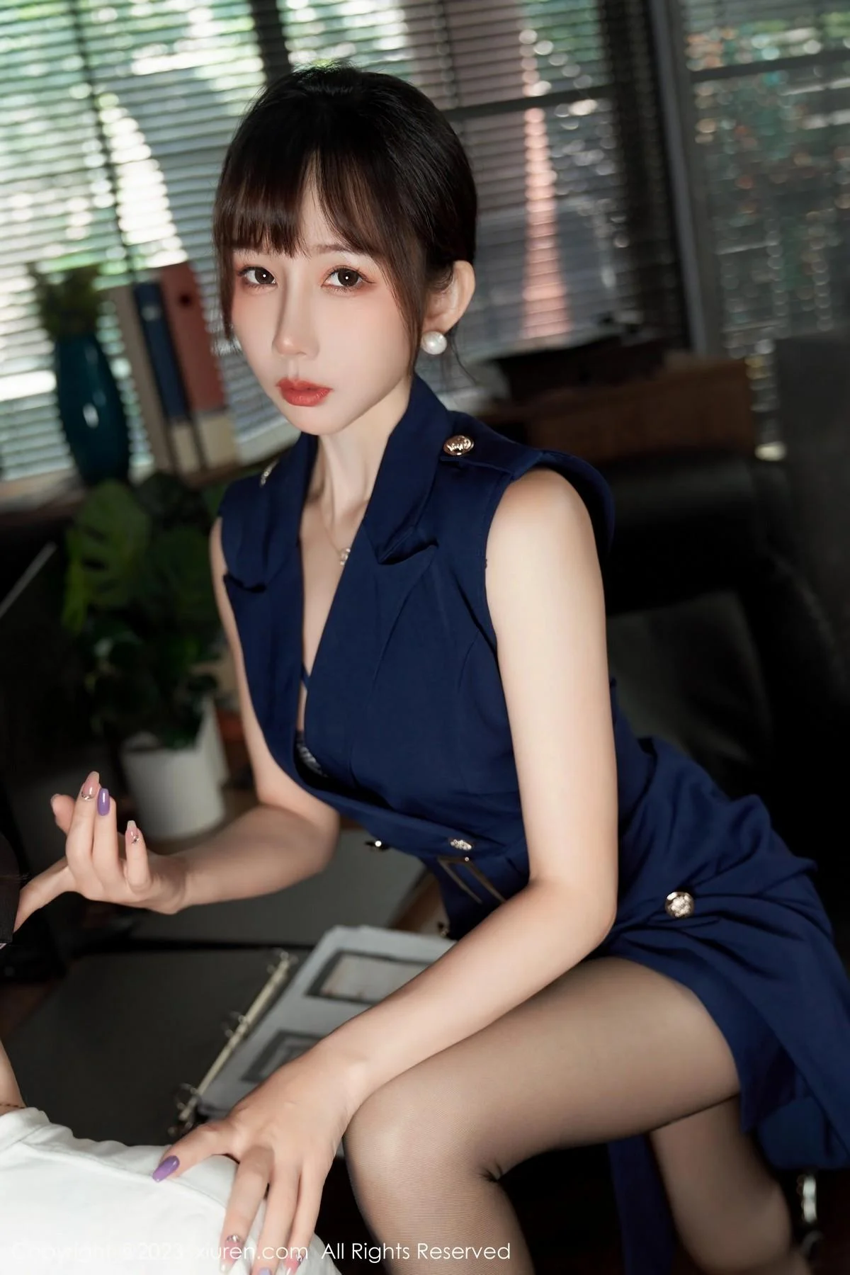 波巧酱半脱职业装露性感内衣配超薄无内黑丝惹火绝美写真 第 35 张