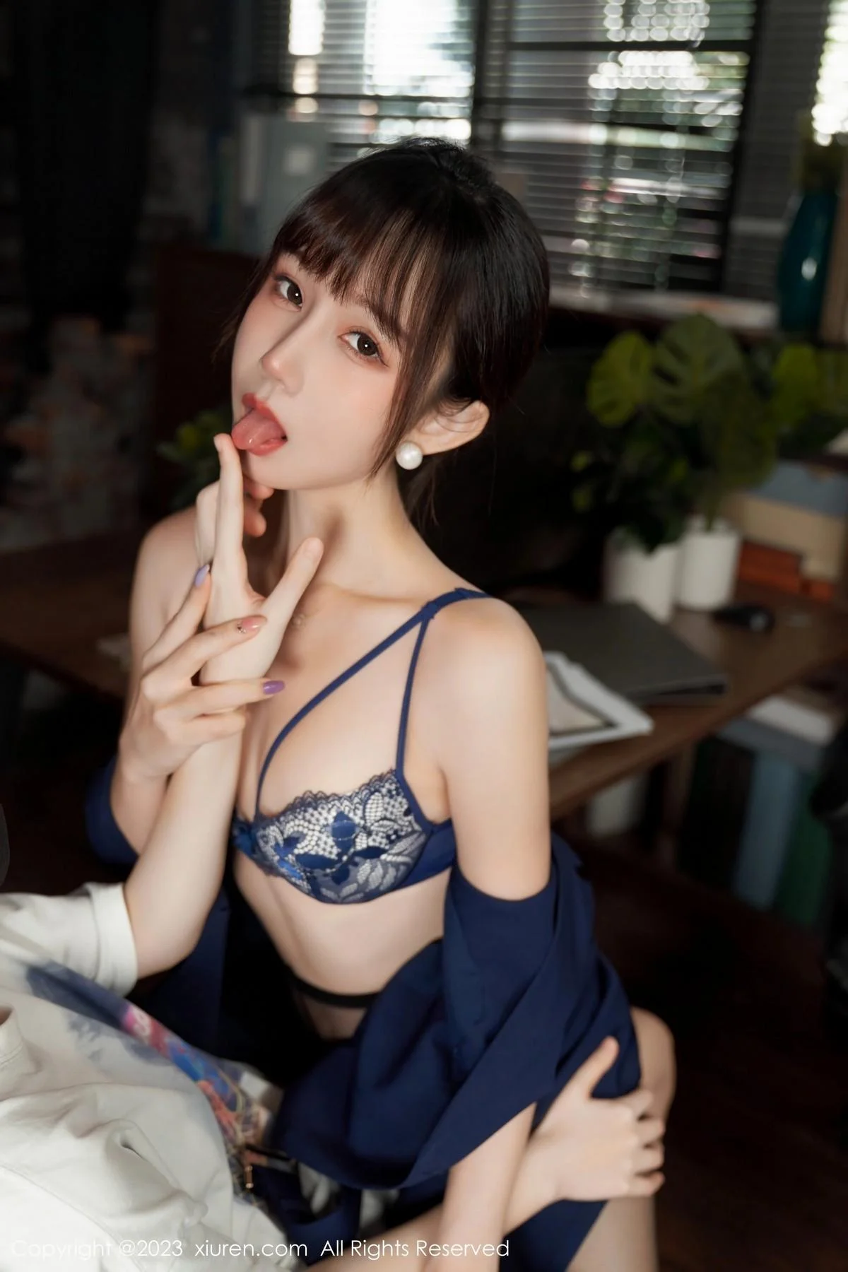 波巧酱半脱职业装露性感内衣配超薄无内黑丝惹火绝美写真 第 6 张