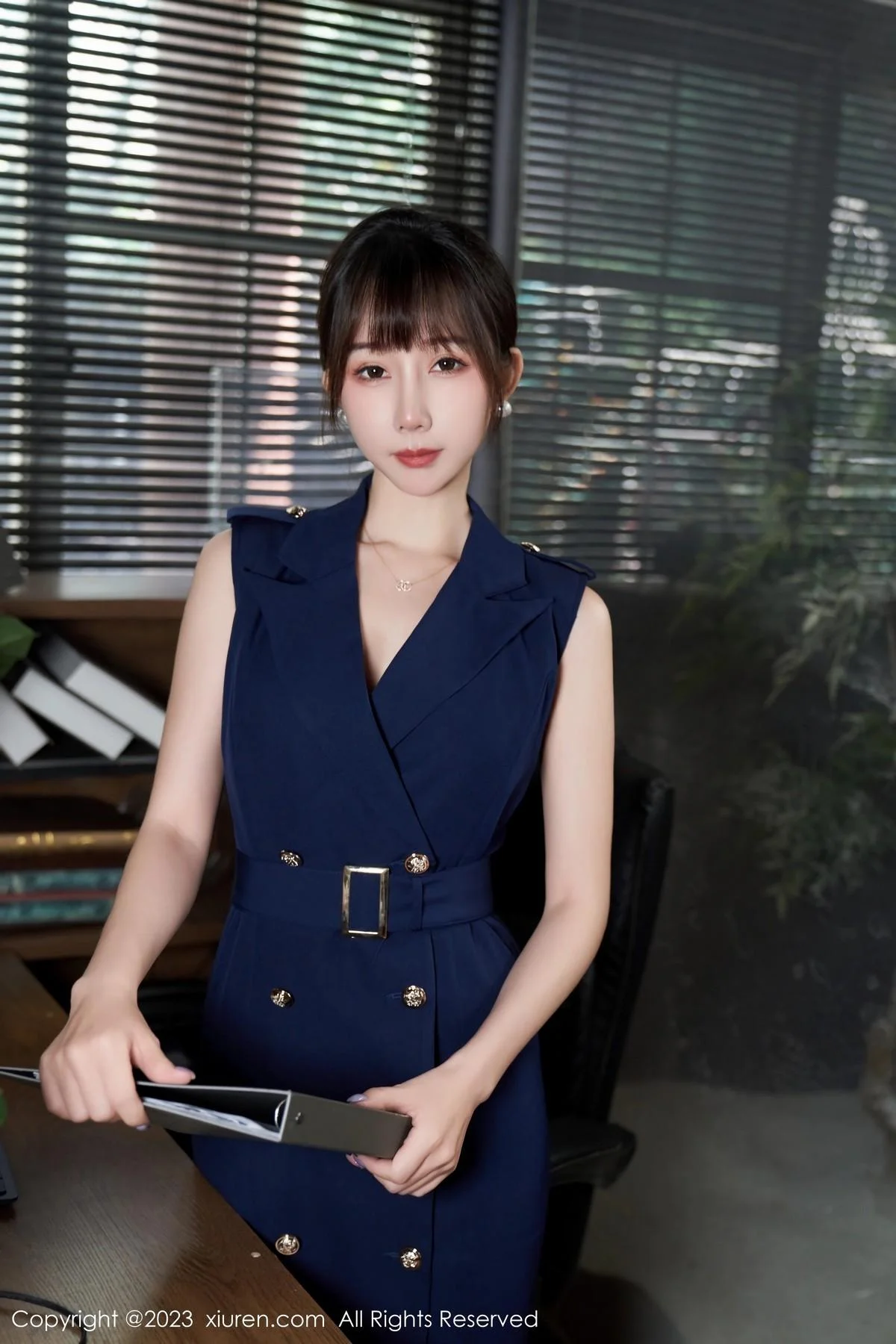 波巧酱半脱职业装露性感内衣配超薄无内黑丝惹火绝美写真 第 8 张