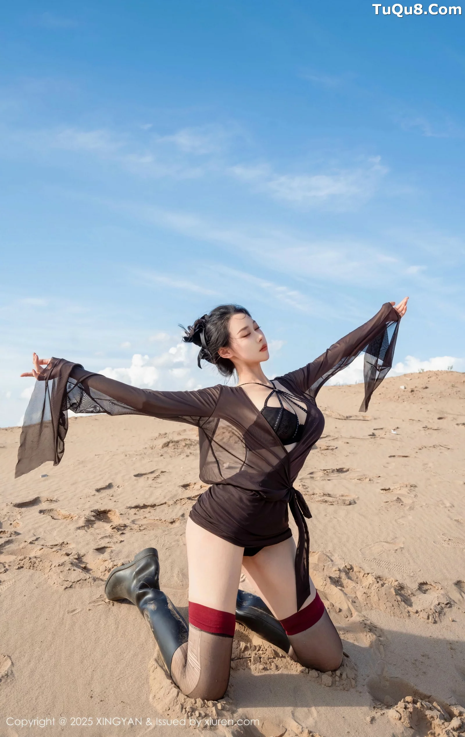 清妙沙漠外拍性感黑色情趣内衣配破烂黑丝秀美腿绝美写真 第 4 张