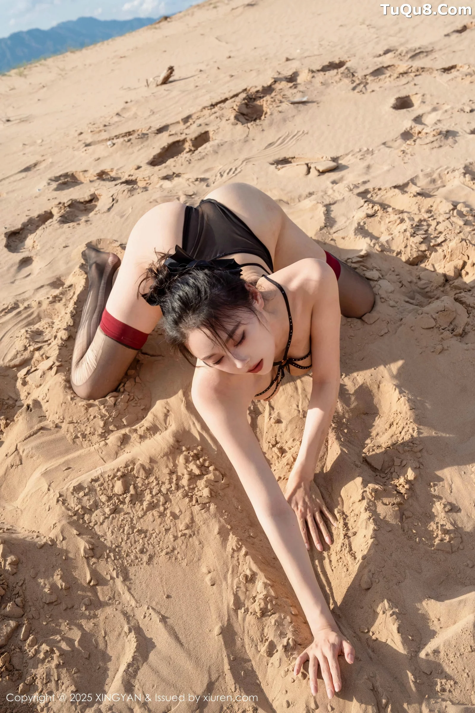 清妙沙漠外拍性感黑色情趣内衣配破烂黑丝秀美腿绝美写真 第 79 张
