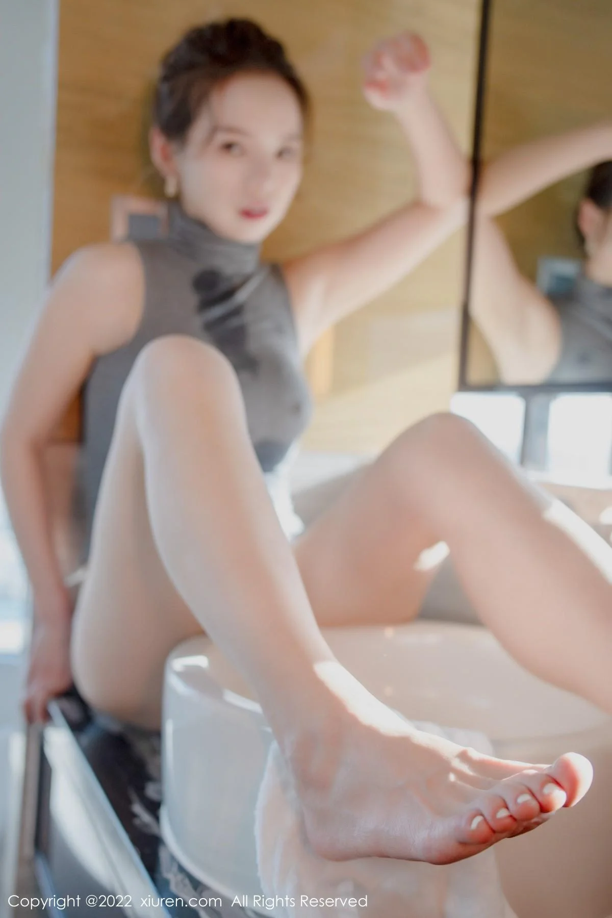 大美媚京私房真空紧身上衣配性感内裤秀豪乳翘臀绝美写真 第 34 张