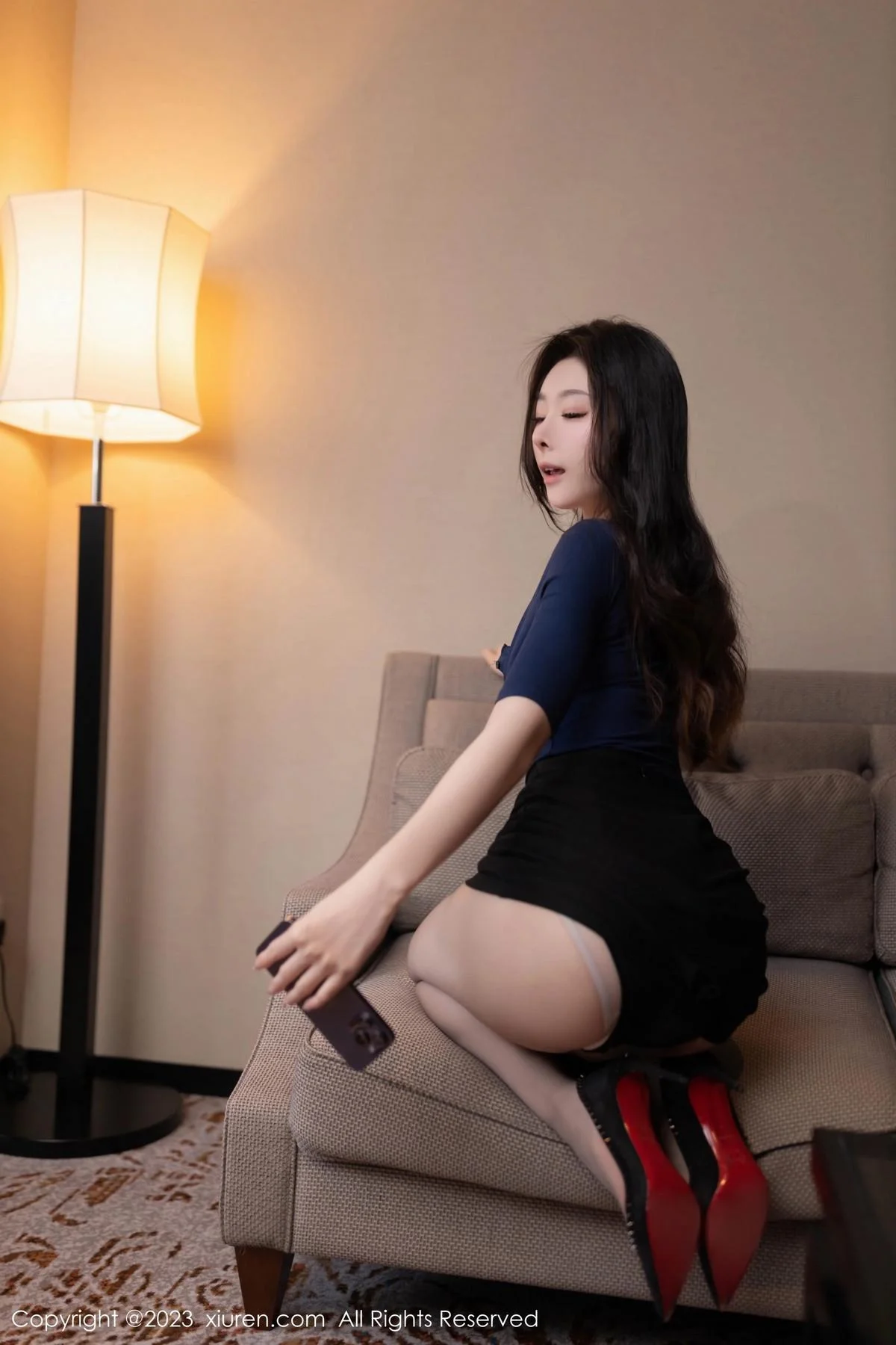 小逗逗性感蓝上衣配黑短裙露薄纱内衣配开档丝袜绝美写真 第 8 张