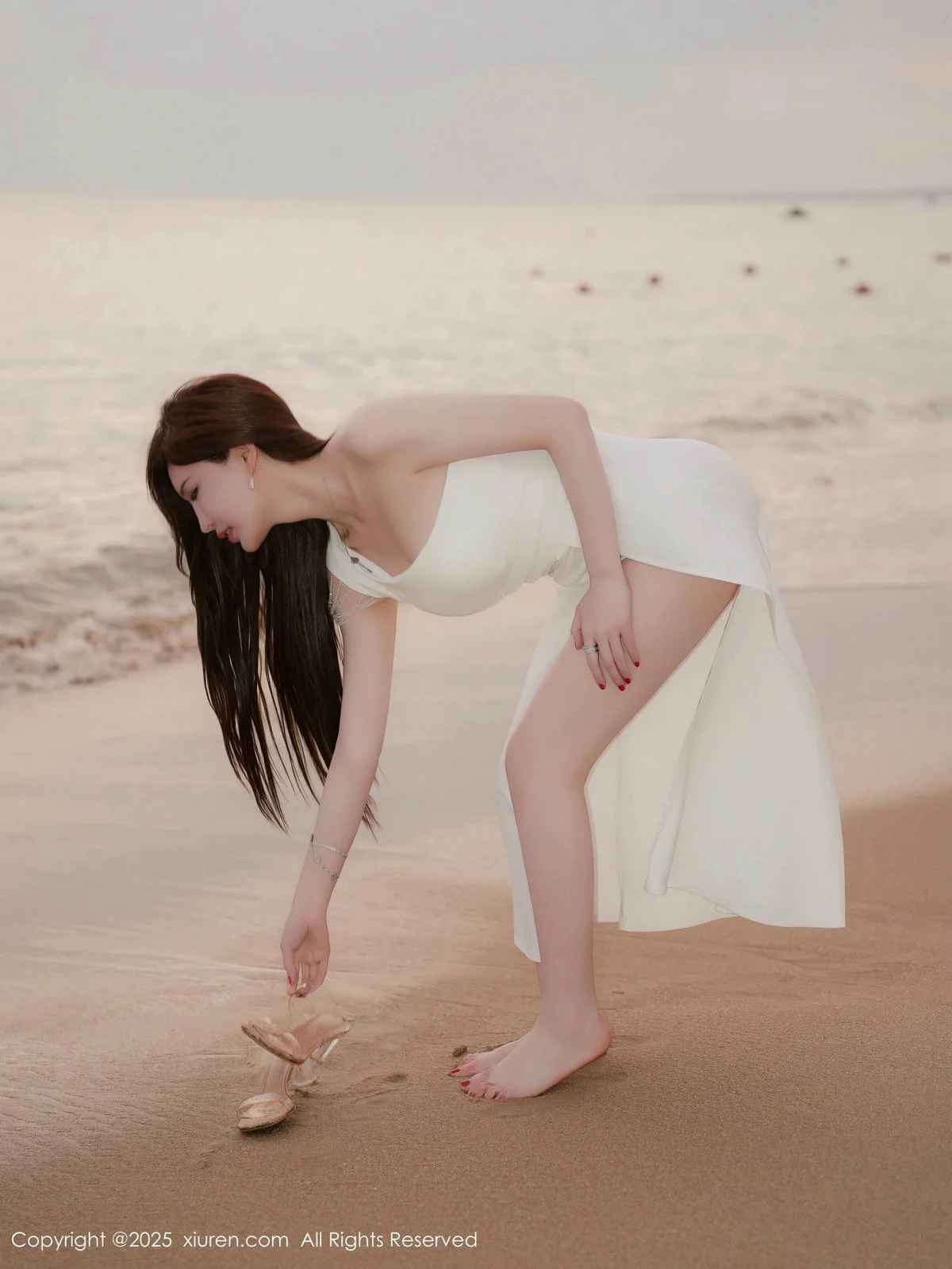 Carol周妍希浴室场景白色礼服配超薄肉丝秀丰满身材绝美写真 第 19 张