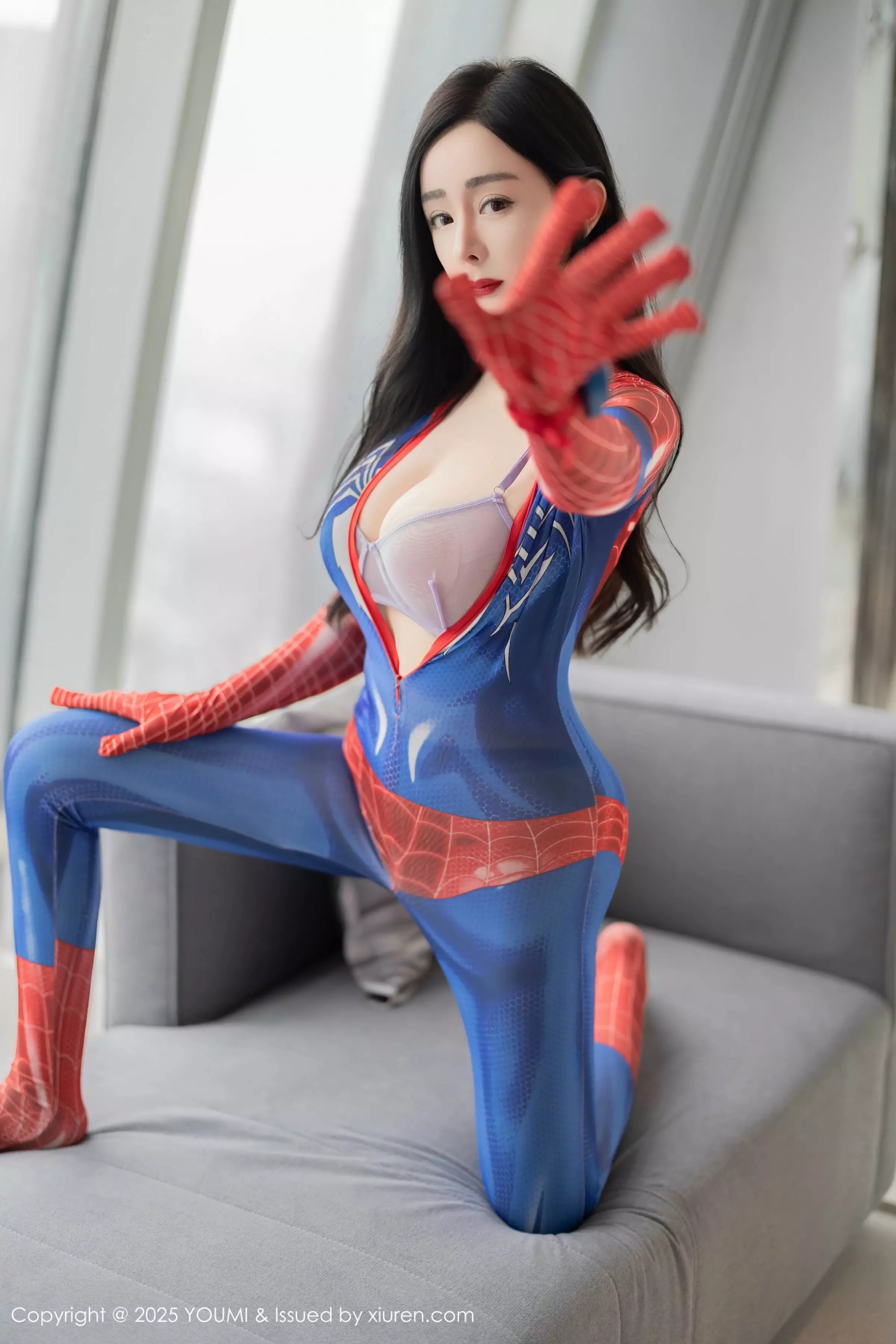 允爾性感紧身蜘蛛侠服饰露灰色内衣秀丰满身材撩人绝美写真 第 19 张