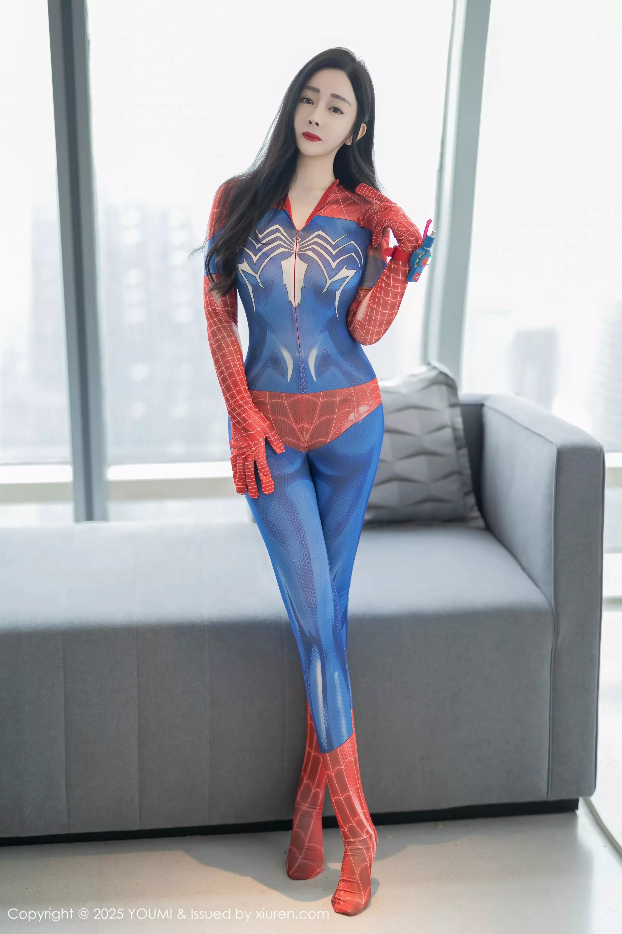 允爾性感紧身蜘蛛侠服饰露灰色内衣秀丰满身材撩人绝美写真 第 2 张