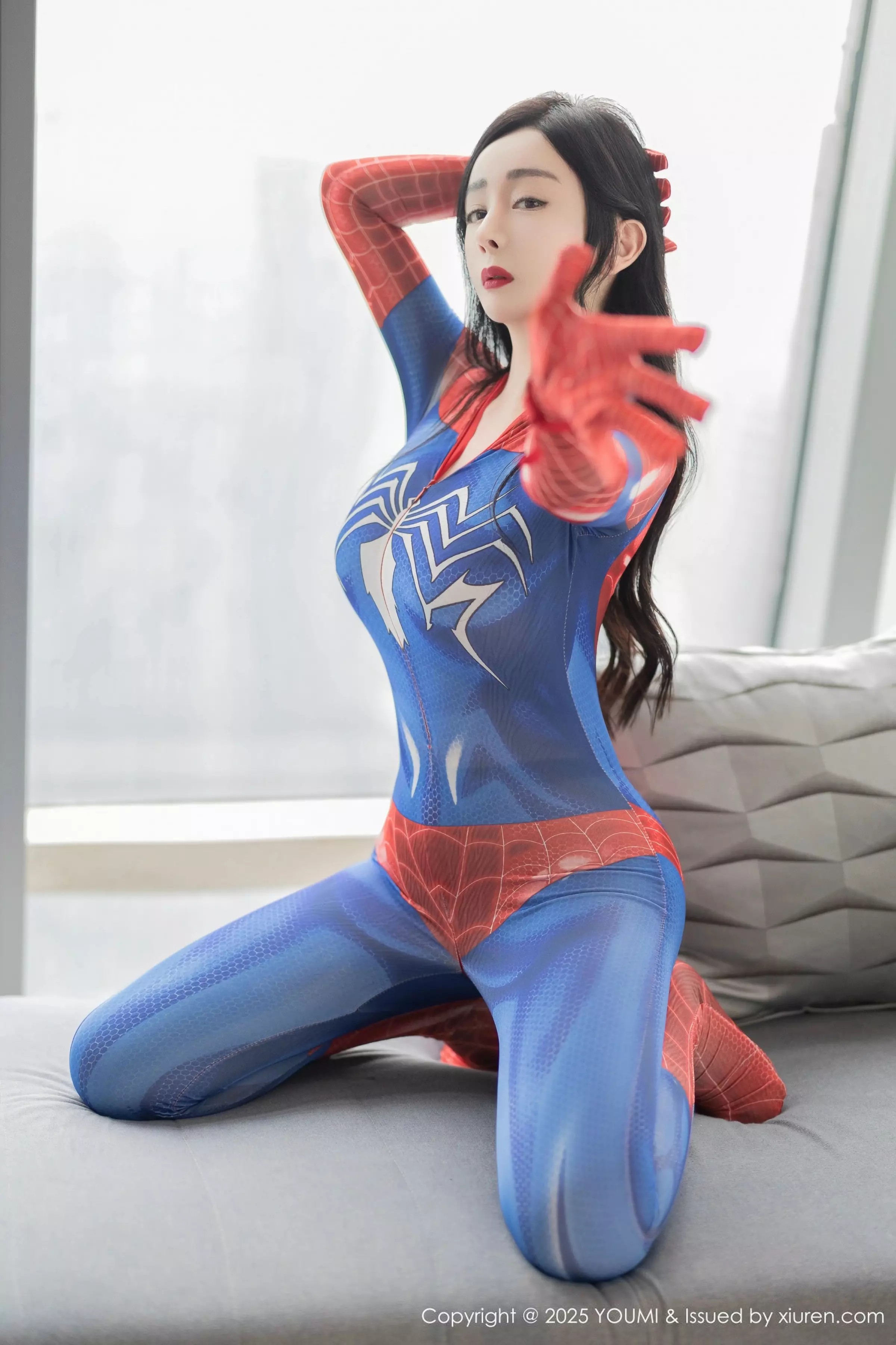 允爾性感紧身蜘蛛侠服饰露灰色内衣秀丰满身材撩人绝美写真 第 7 张