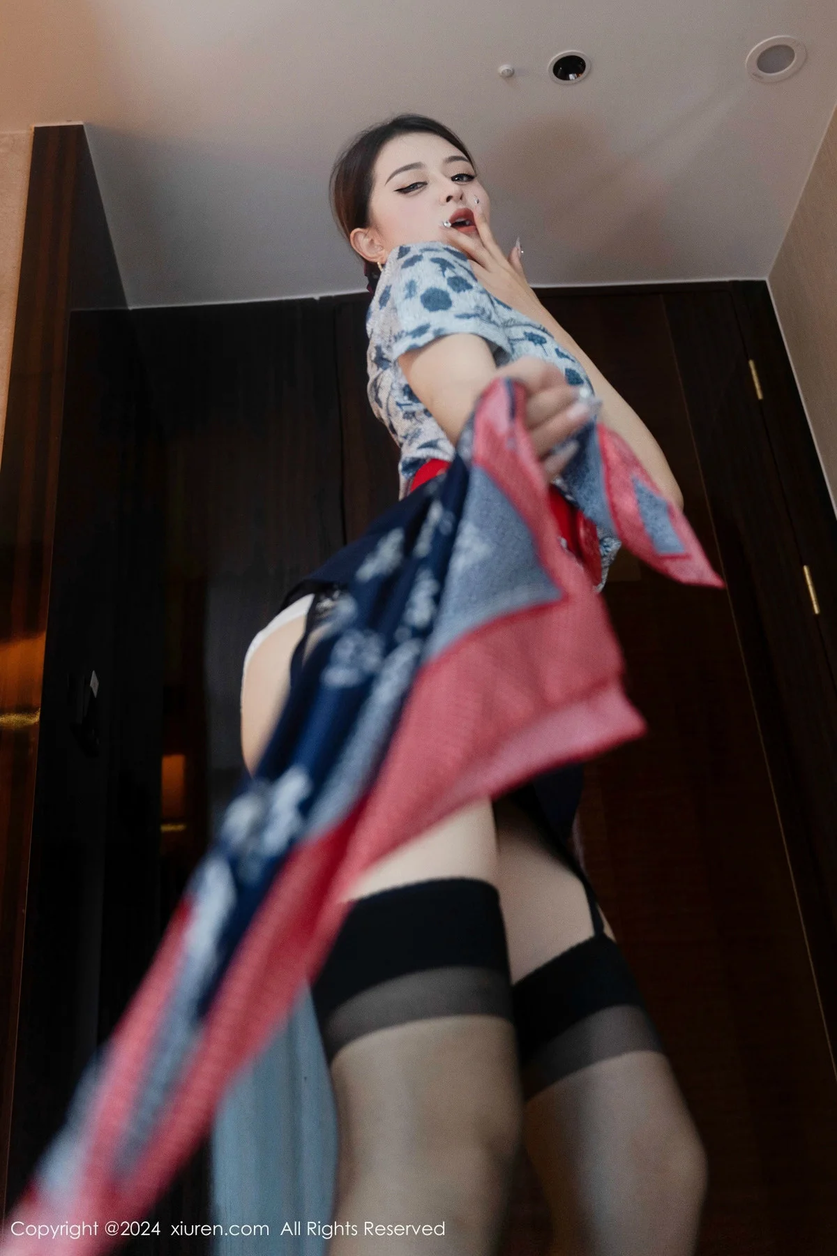 灿宝性感制服露白色内衣配黑丝袜秀完美身材绝美写真 第 105 张