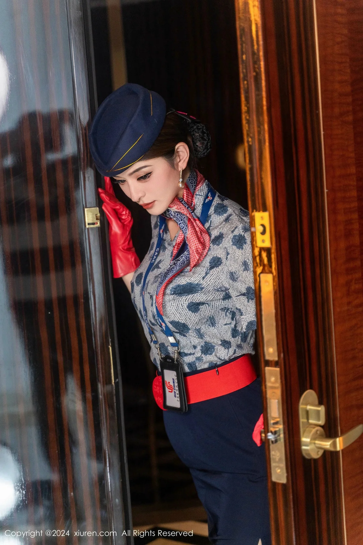 灿宝性感制服露白色内衣配黑丝袜秀完美身材绝美写真 第 17 张