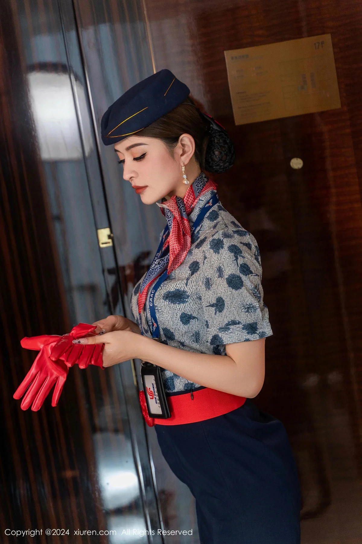 灿宝性感制服露白色内衣配黑丝袜秀完美身材绝美写真 第 23 张