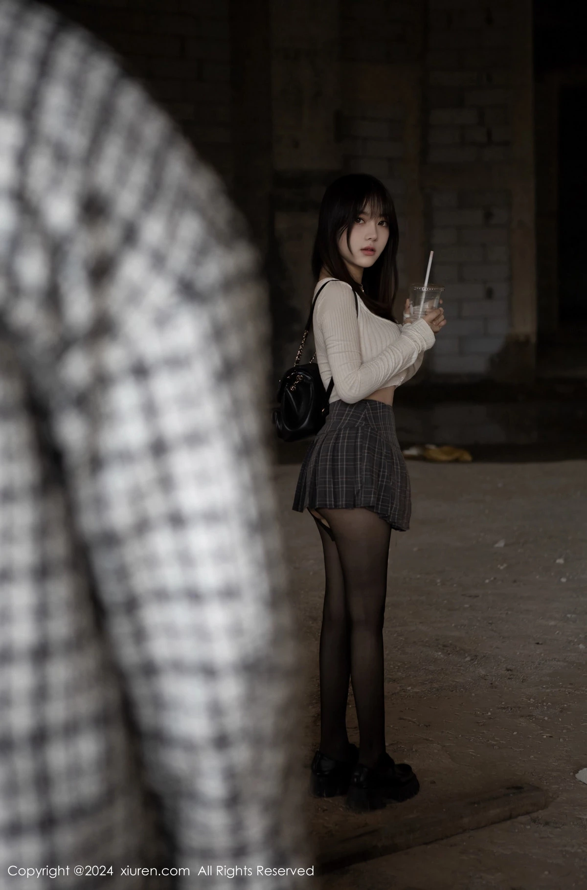 豆瓣酱捆绑主题性感白色上衣配开档黑丝秀丰满身材绝美写真 第 4 张