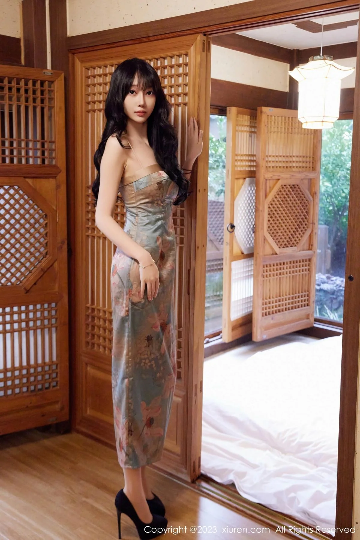 玥儿玥er性感暖灰连衣短裙配原色丝袜秀曼妙身姿绝美写真 第 1 张
