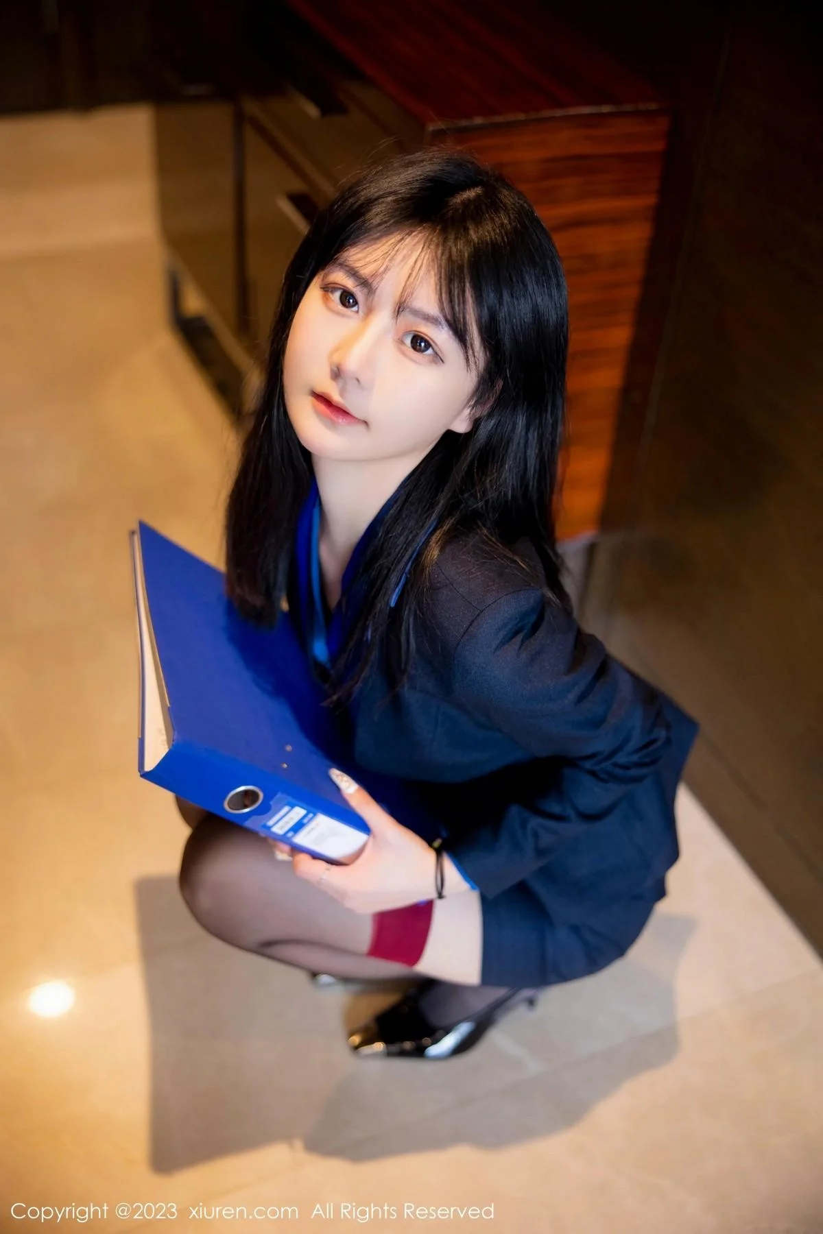 谢小蒽性感OL装脱制服露紫色蕾丝内衣配超薄黑丝绝美写真 第 13 张