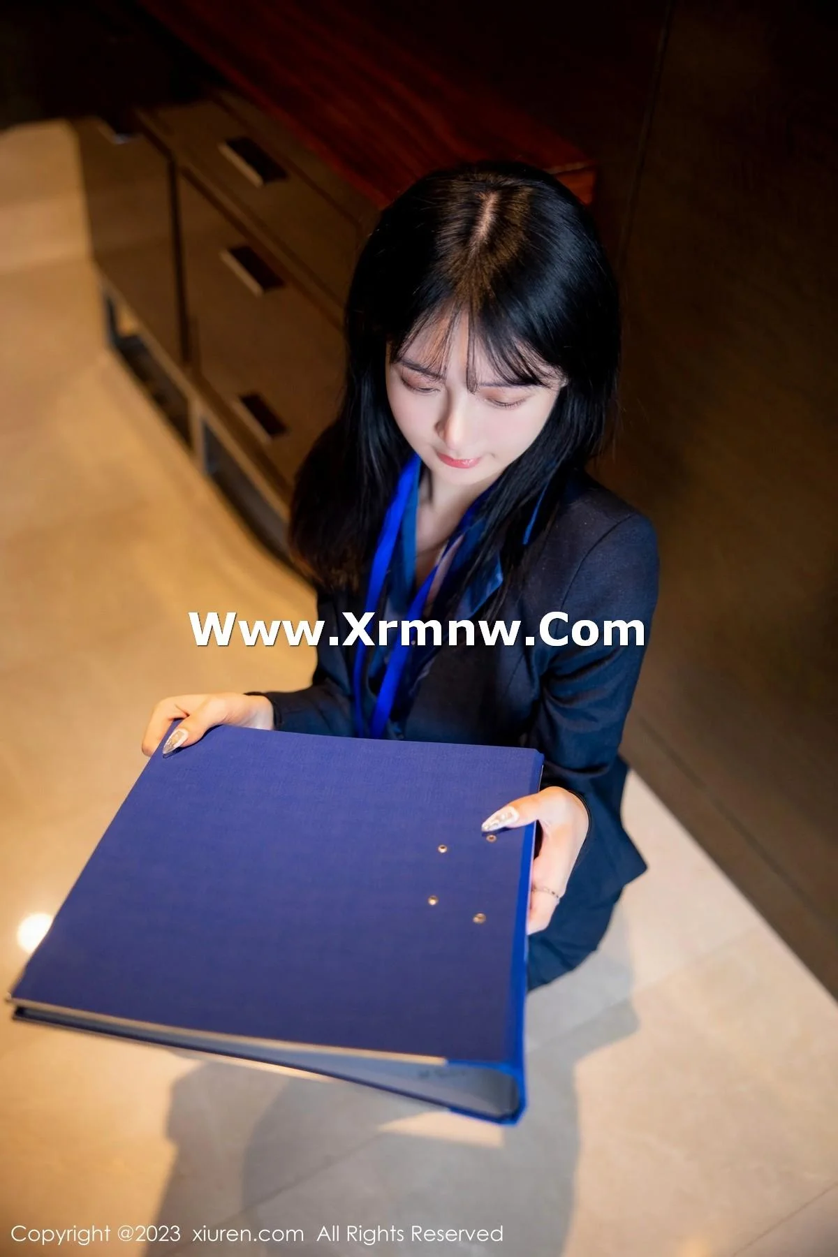谢小蒽性感OL装脱制服露紫色蕾丝内衣配超薄黑丝绝美写真 第 14 张