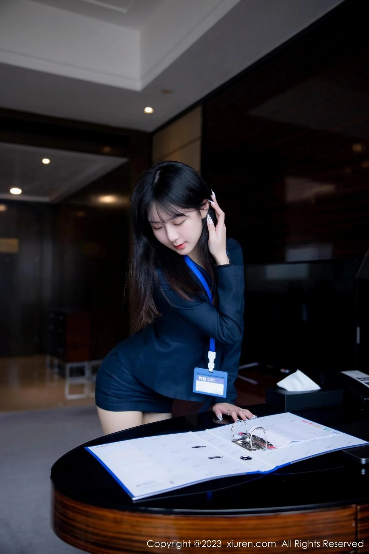 谢小蒽性感OL装脱制服露紫色蕾丝内衣配超薄黑丝绝美写真 第 17 张
