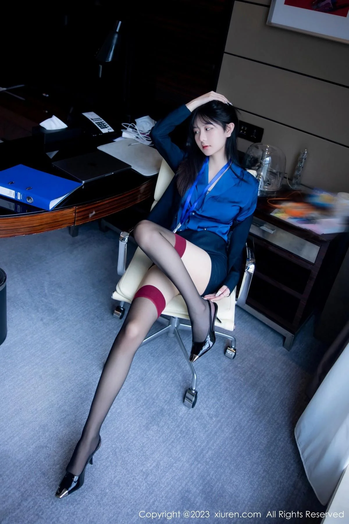 谢小蒽性感OL装脱制服露紫色蕾丝内衣配超薄黑丝绝美写真 第 20 张