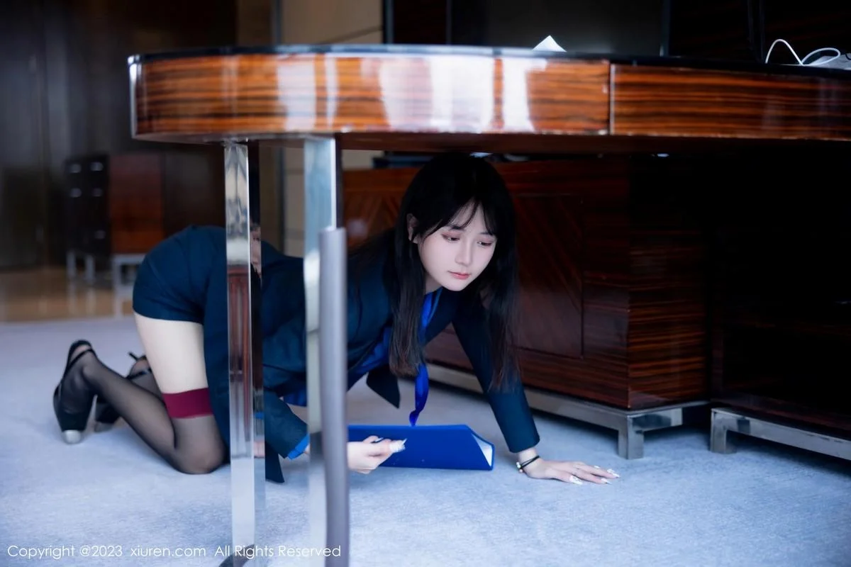 谢小蒽性感OL装脱制服露紫色蕾丝内衣配超薄黑丝绝美写真 第 23 张