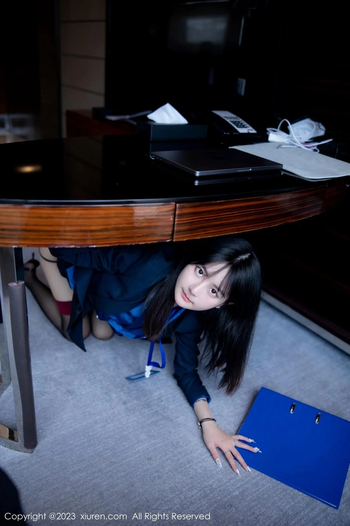 谢小蒽性感OL装脱制服露紫色蕾丝内衣配超薄黑丝绝美写真 第 28 张