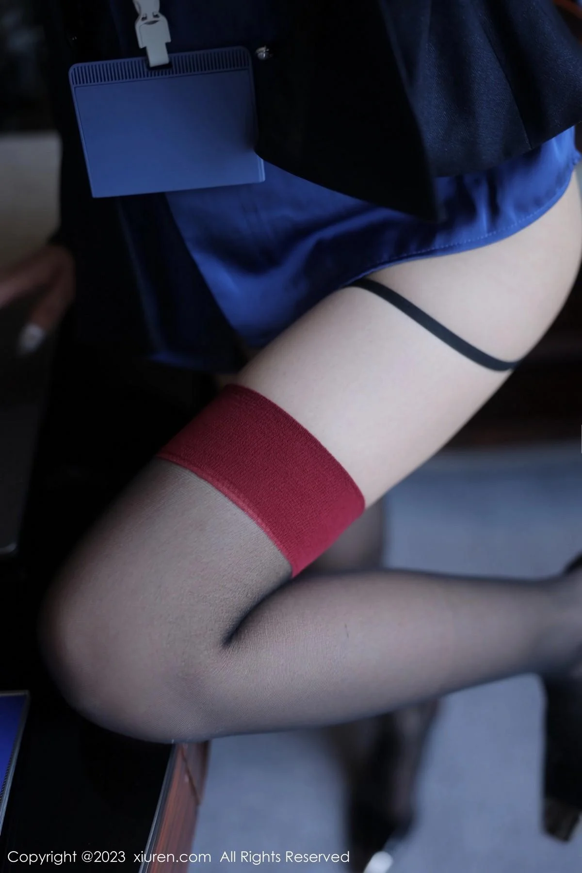 谢小蒽性感OL装脱制服露紫色蕾丝内衣配超薄黑丝绝美写真 第 32 张