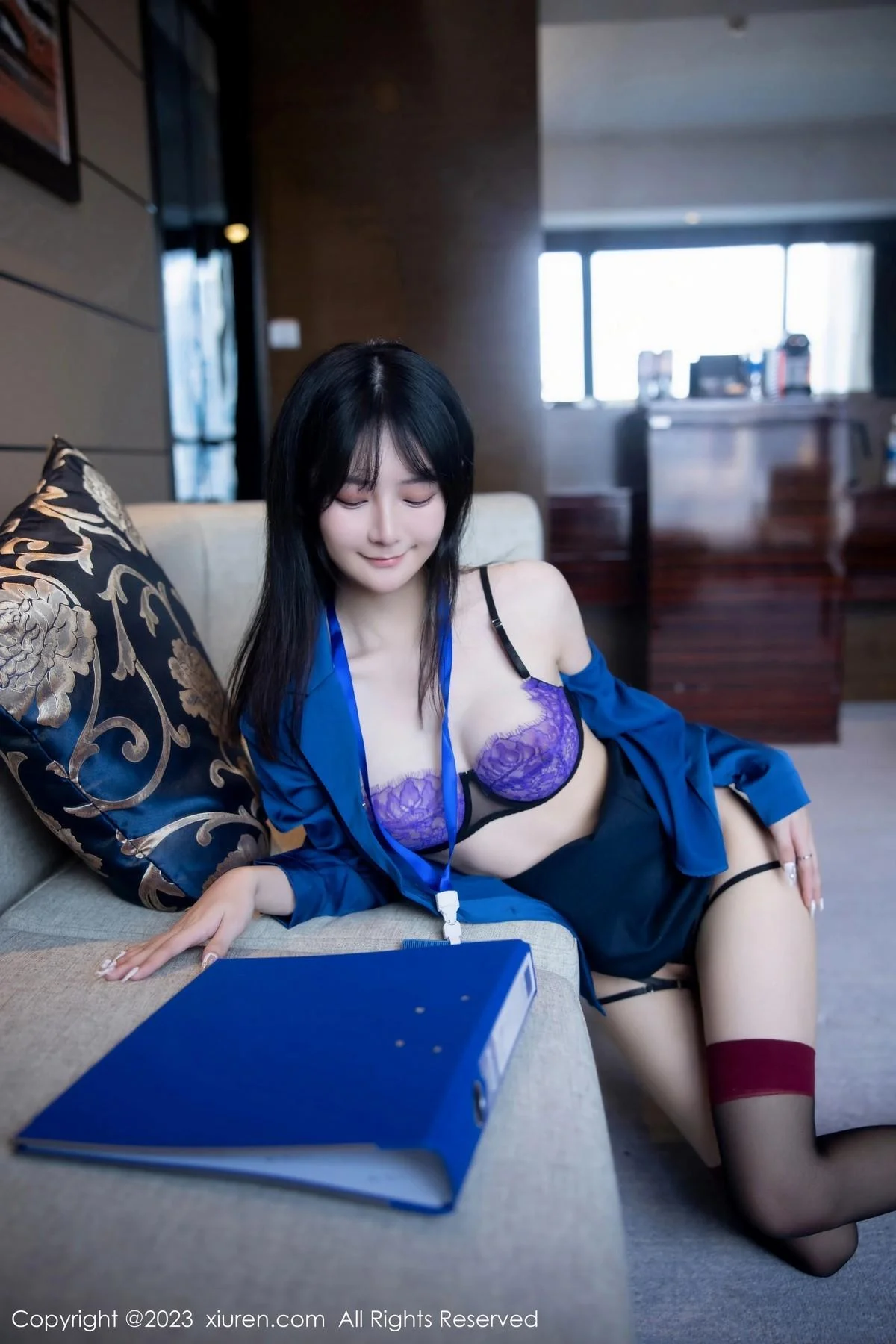 谢小蒽性感OL装脱制服露紫色蕾丝内衣配超薄黑丝绝美写真 第 48 张